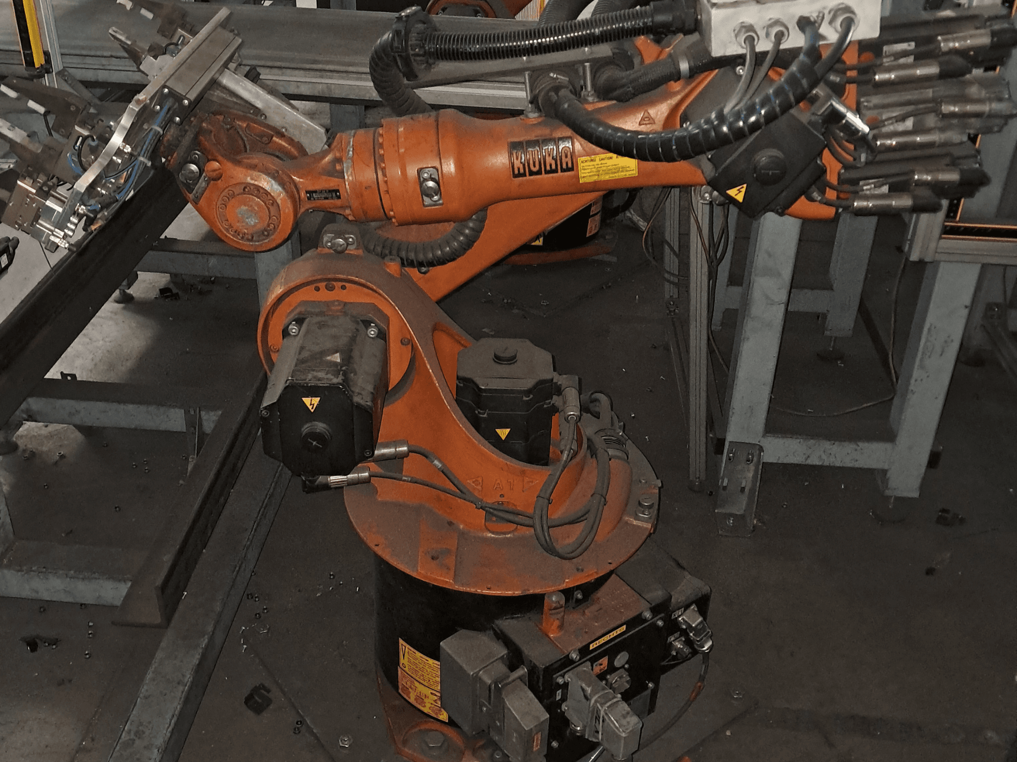 Vue de dessus du bras robotisé KUKA KR 16-2, mettant en évidence le châssis orange, le moteur et les composants mécaniques.