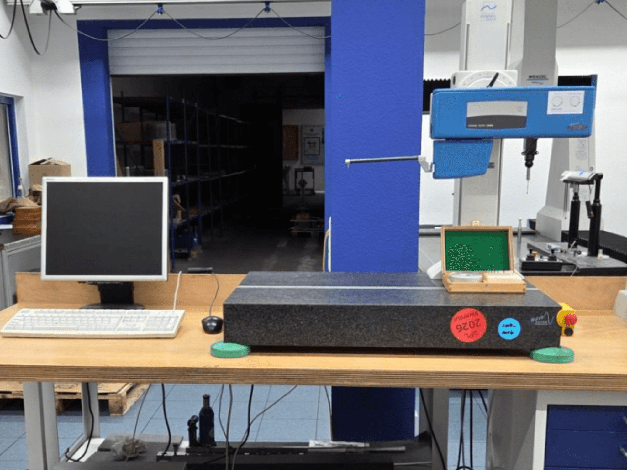 MMT JENOPTIK wave C8000 dans un atelier, avec écran, clavier et surface de mesure en granit. Vue de face.