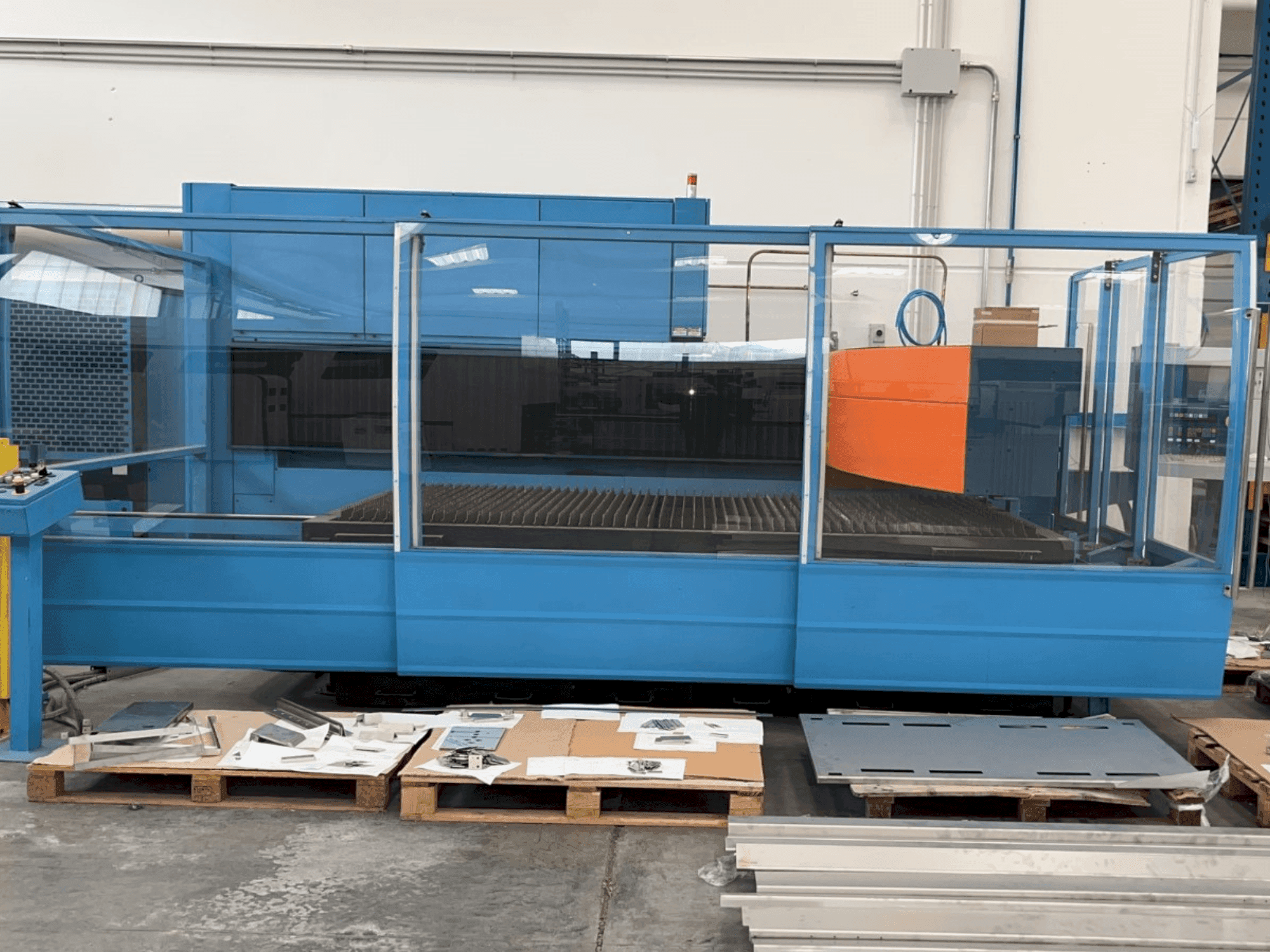 Vue de face de la machine Prima Industrie Platino 1530 PL 9000