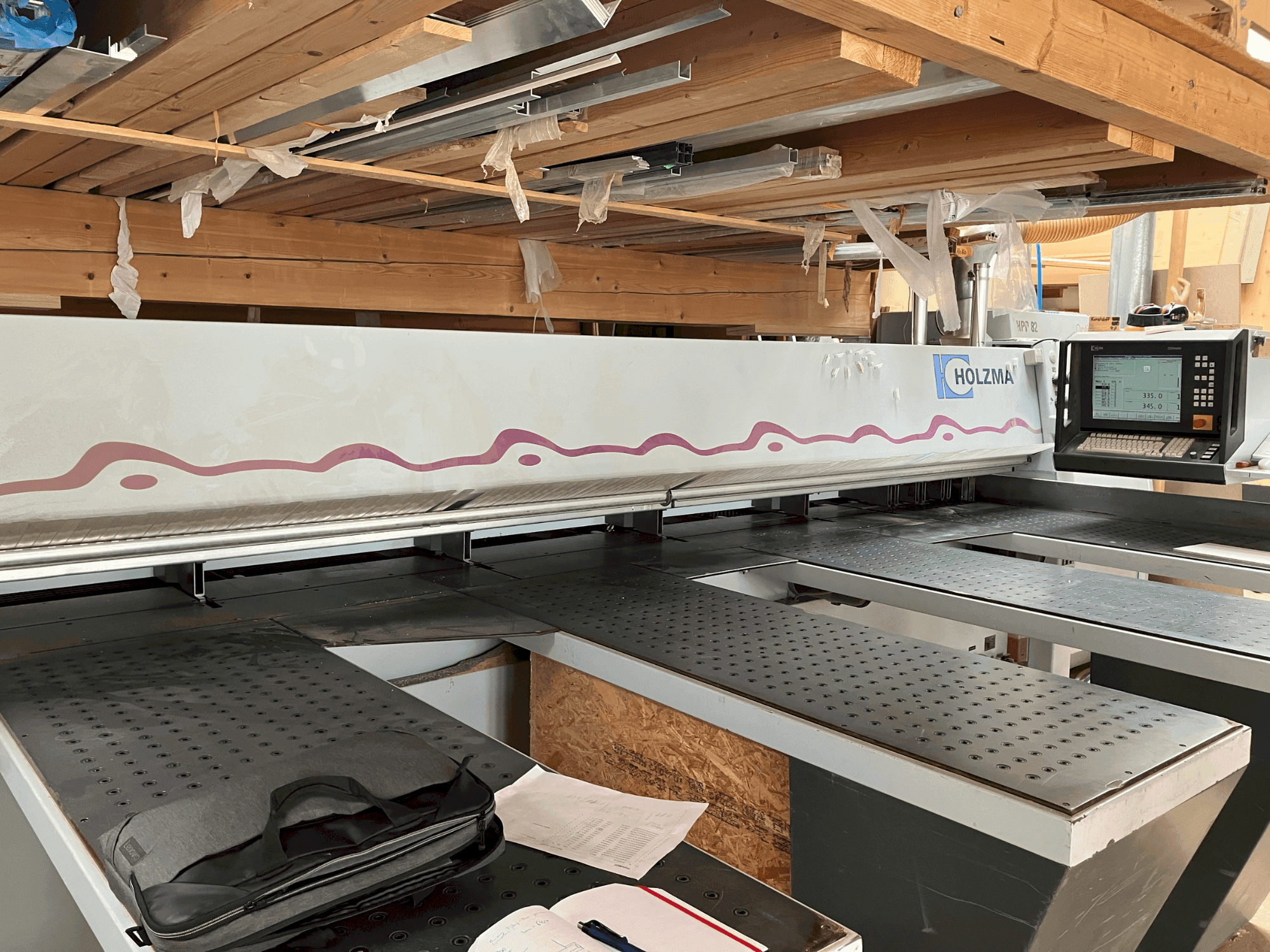 Vue de face de la machine HOLZMA HPP 82/43