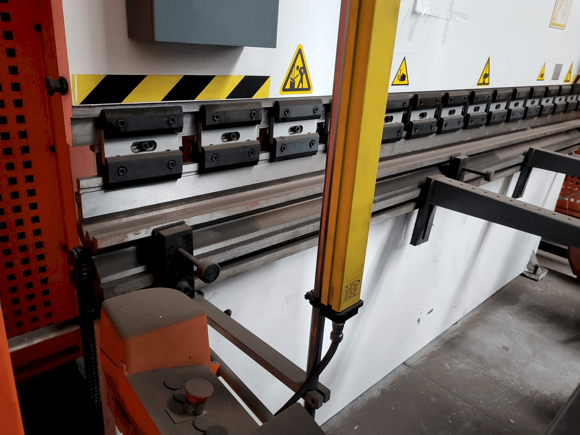 Vue latérale gauche de la machine YSD PPT/135/30 NC