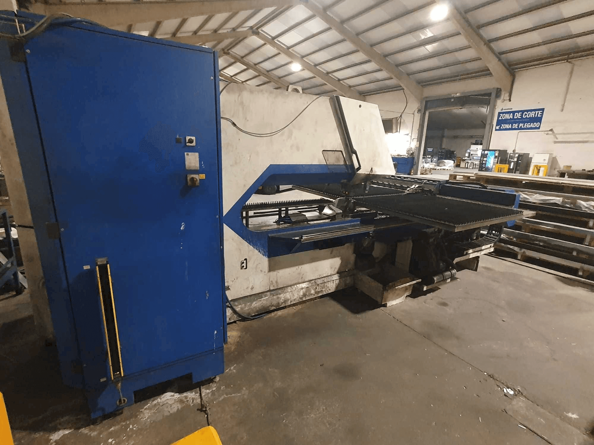 Vue de face de la machine TRUMPF Trumatic 2000R