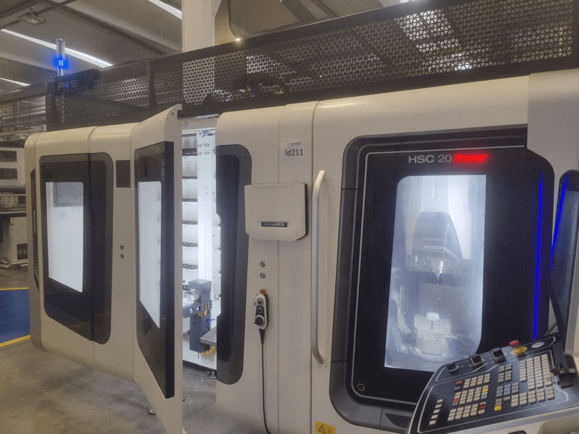 Centre d'usinage vertical DMG MORI HSC 20, vue de face, montrant les portes ouvertes révélant l'intérieur de l'usinage et le panneau de commande.