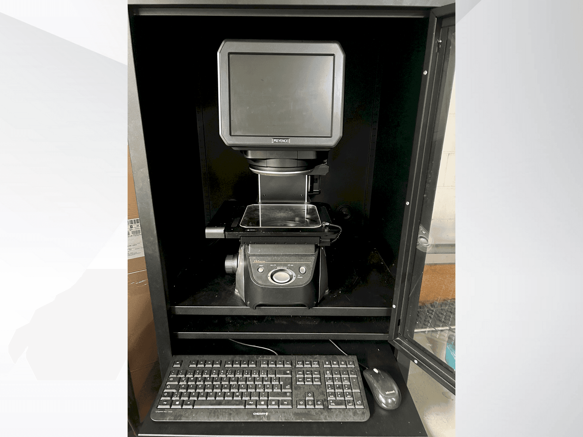 Vue de face de la machine KEYENCE IM 7020