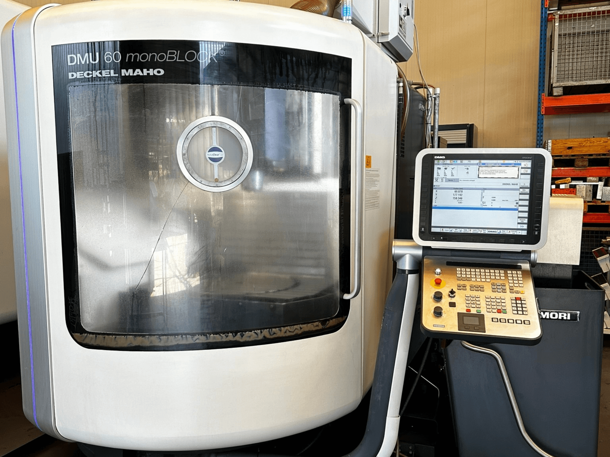 Centre d'usinage vertical DMG MORI DMU 60 monoBLOCK, vue de face, montrant le panneau de commande à écran tactile et la fenêtre réfléchissante.