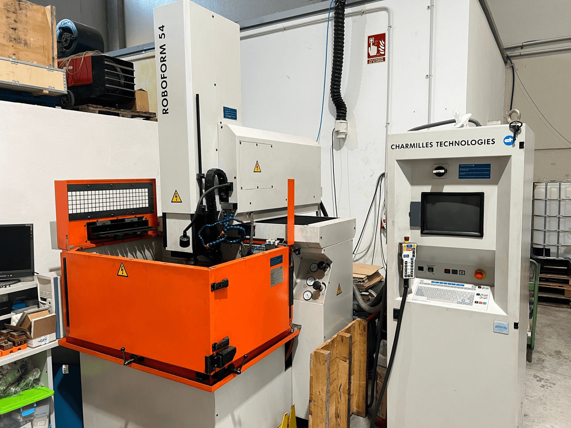 Machine d'électroérosion par enfonçage AgieCharmilles Roboform 54, vue de face, avec réservoir de travail et unité de commande de couleur orange.