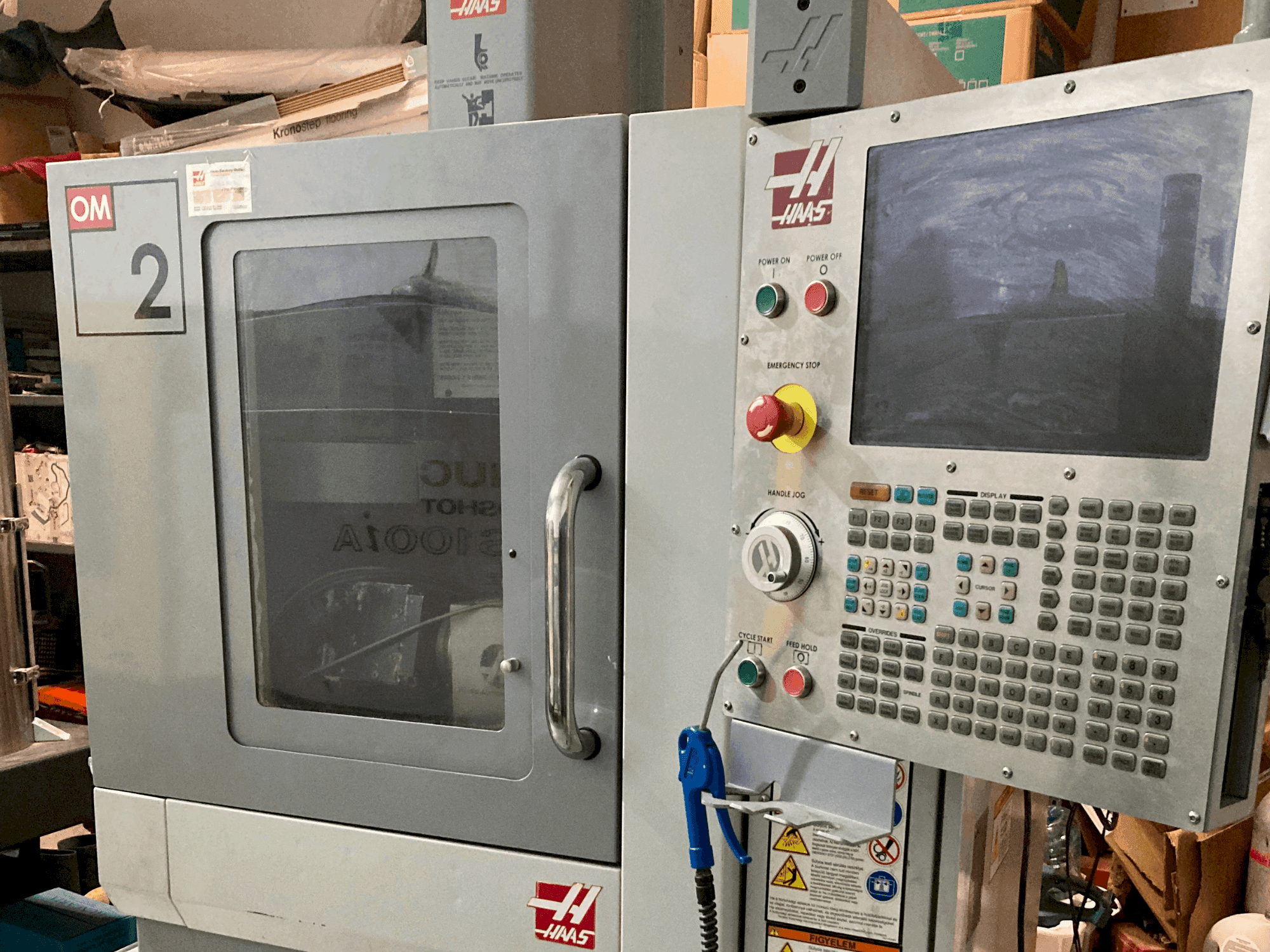 Vue de face de la machine HAAS OM-2A