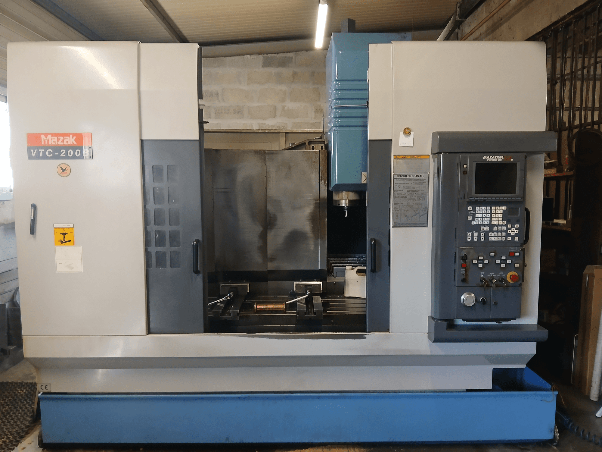 Centre d'usinage vertical Mazak VTC 200 B en vue frontale, présentant le panneau de commande, la broche et la zone de travail.
