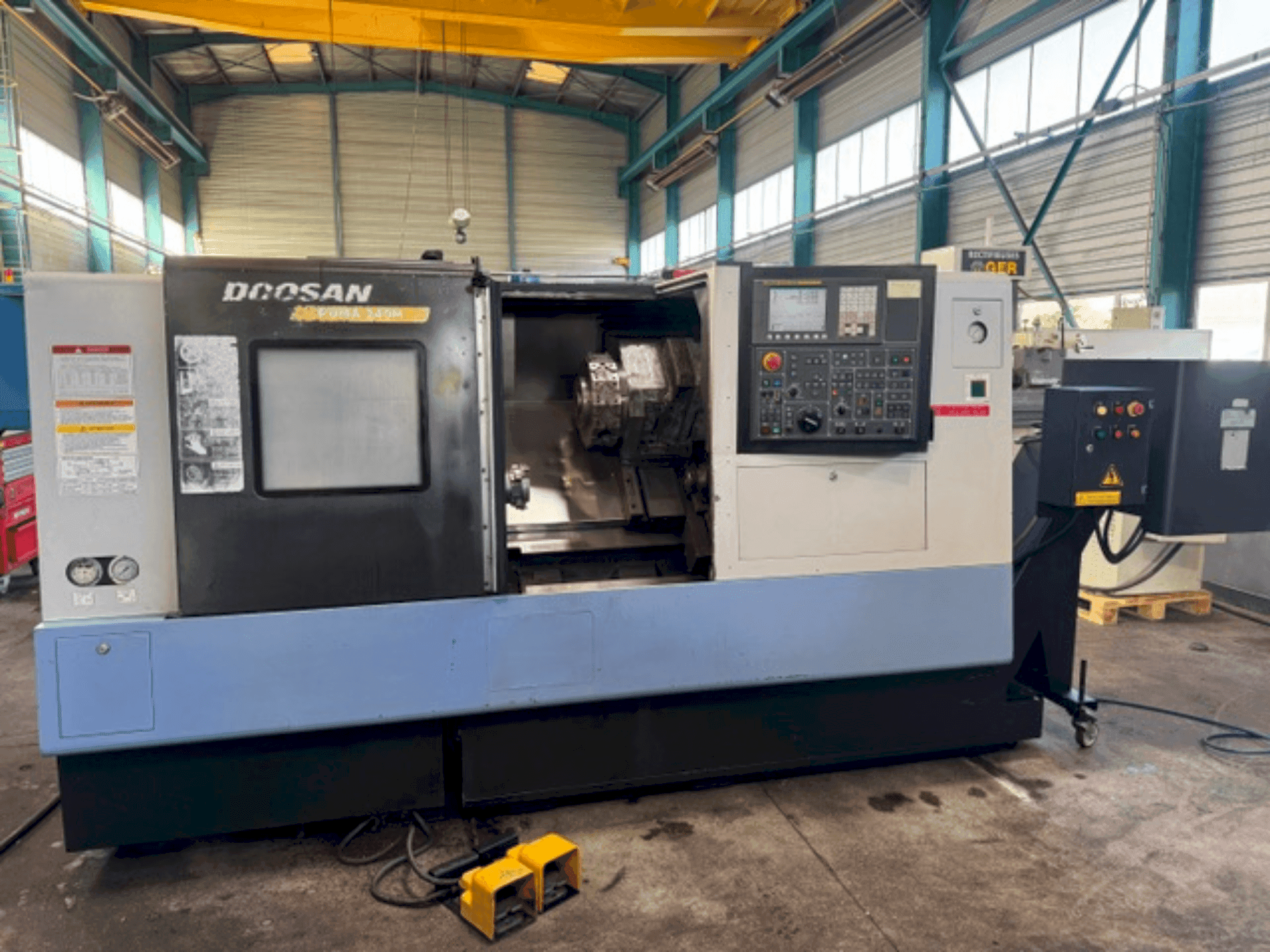 Vue de face de la machine DOOSAN PUMA 240MB