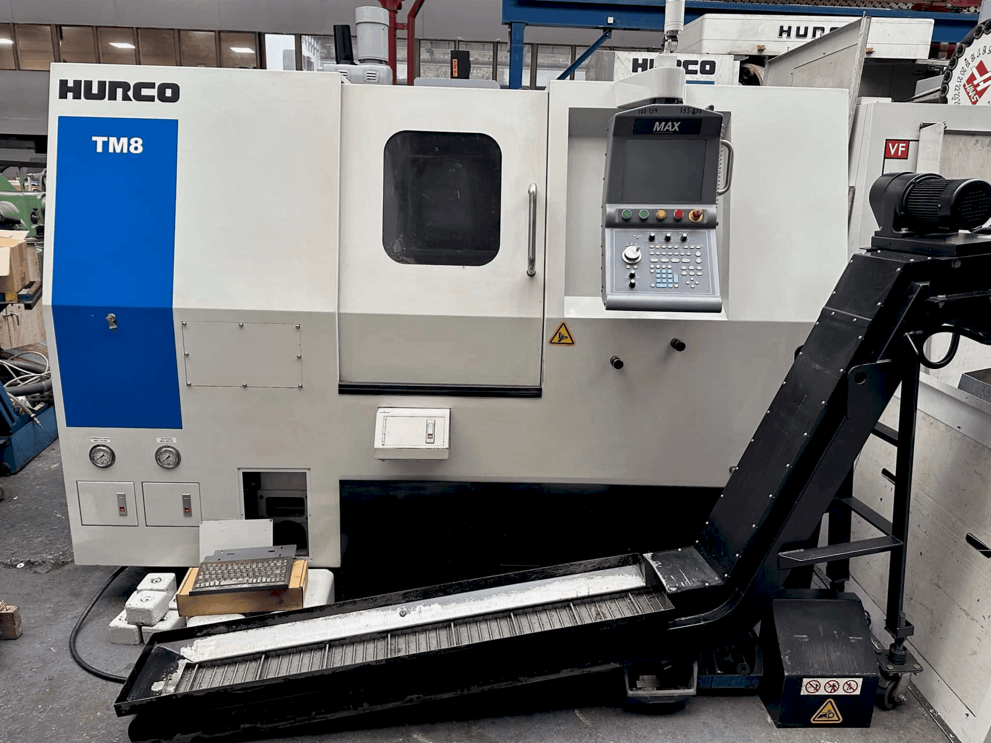 Vue de face de la machine Hurco TM8