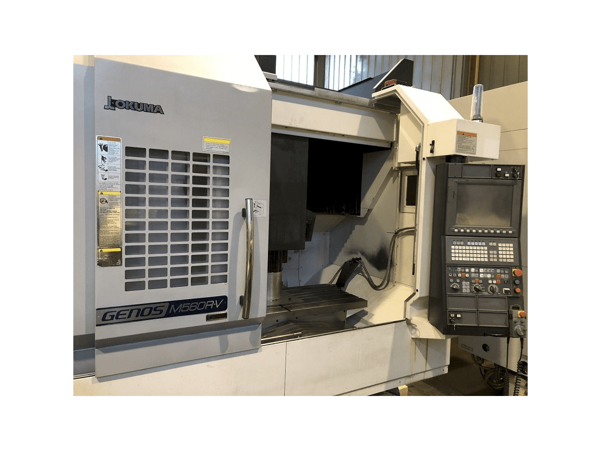 Vue de face de la machine Okuma Genos M560R-V