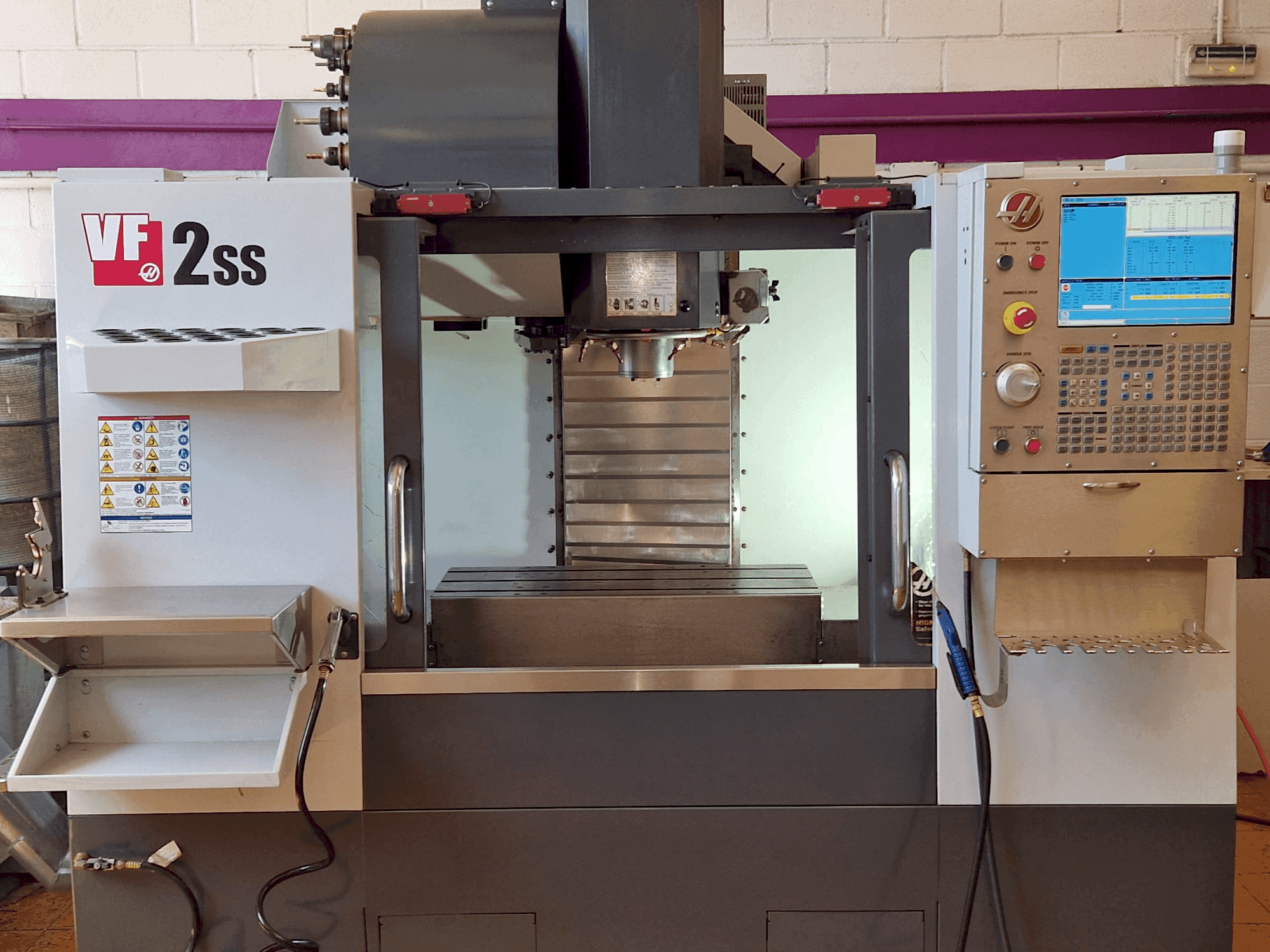 Vue de face de la machine HAAS VF-2SS