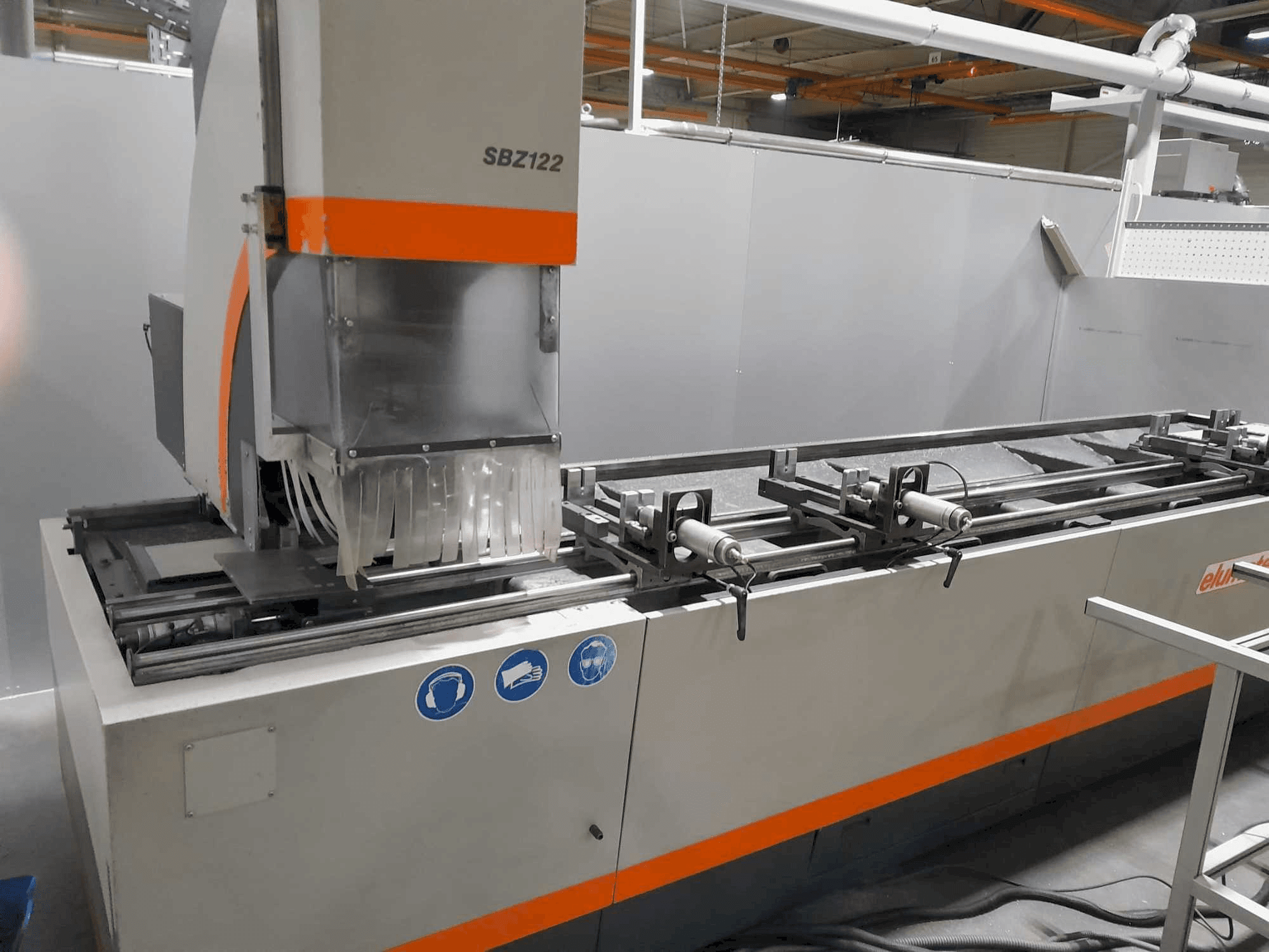 Vue de face de la machine Elumatec SBZ 122