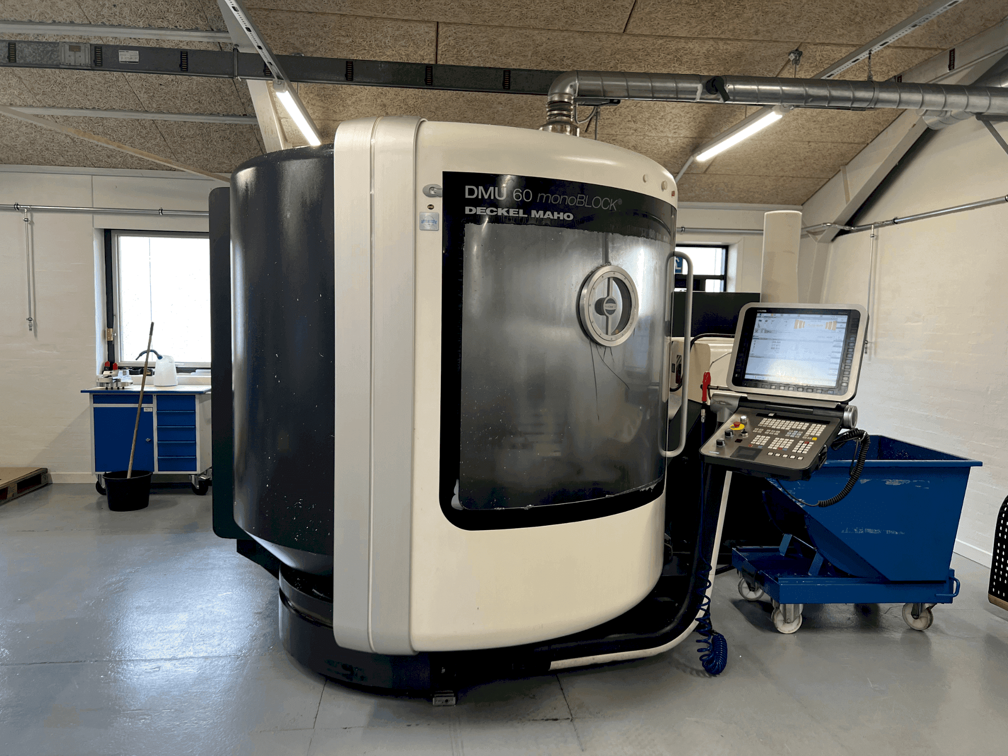 Vue de face de la machine DMG MORI DMU 60 monoBLOCK