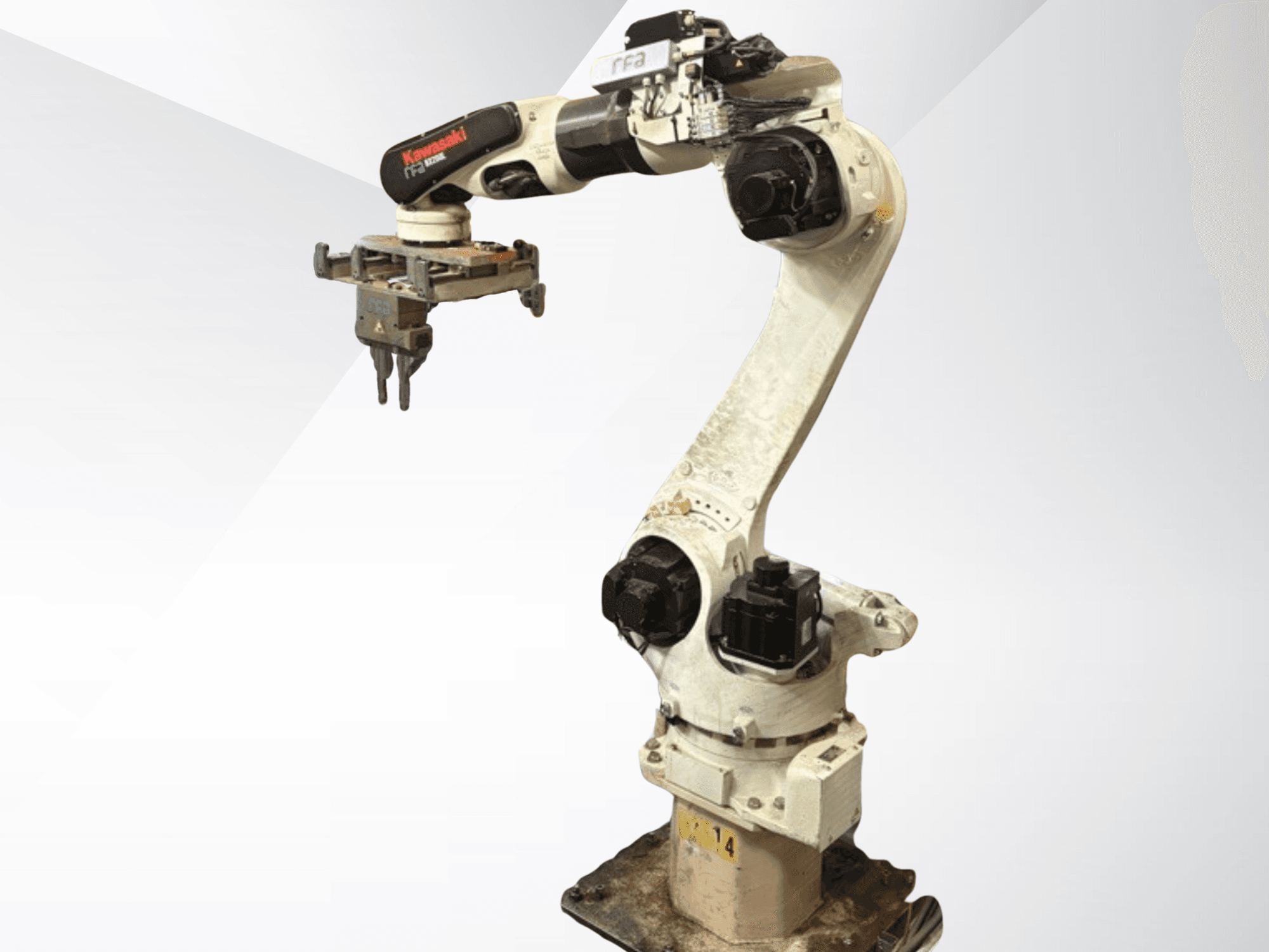 Bras robotique Kawasaki E42F-A001 en vue latérale, avec une pince fixée à l'extrémité. Articulations rotatives et connecteurs d'alimentation visibles.