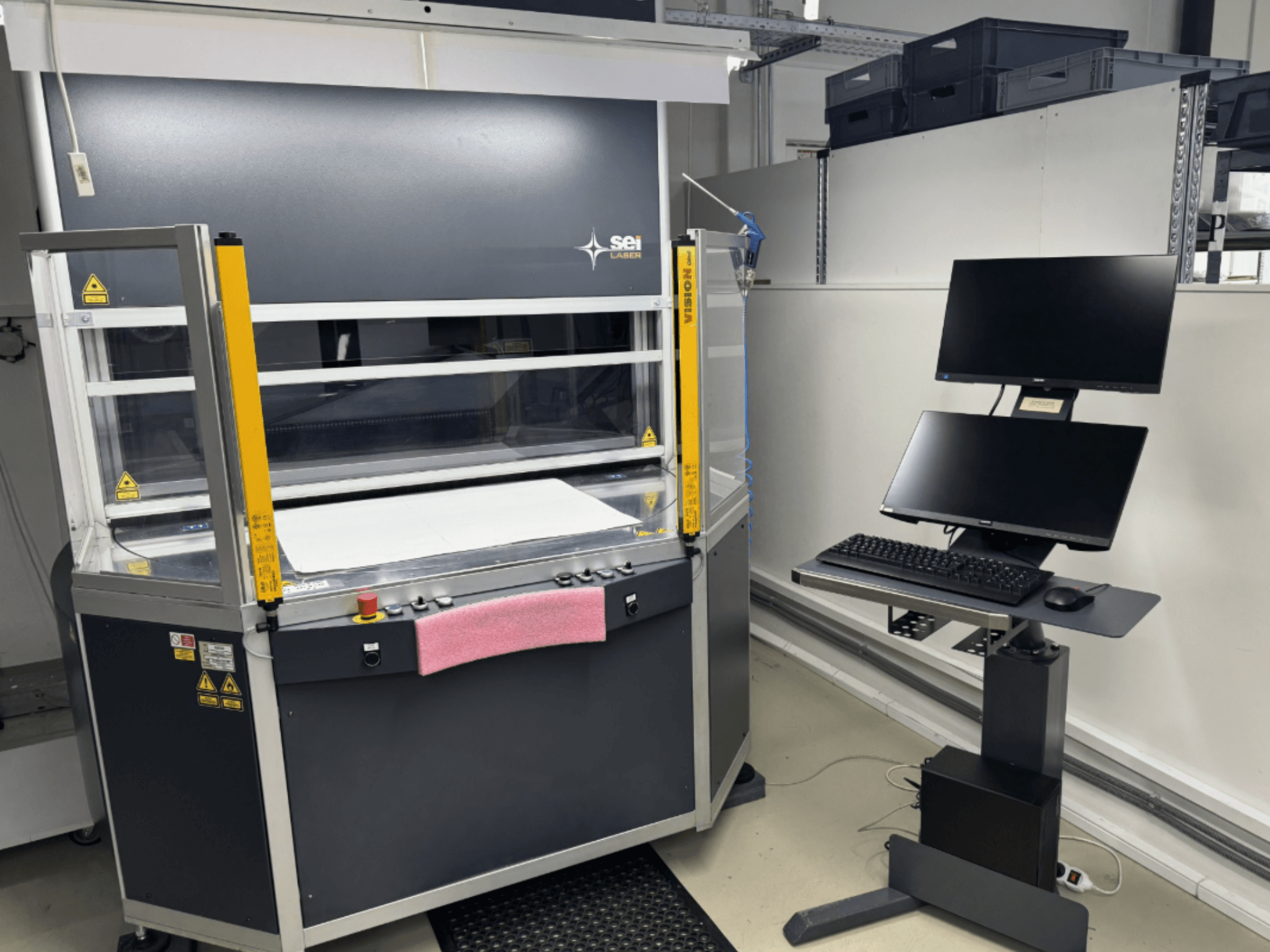 Machine de découpe laser CO₂ SEI Laser INFINITY 5070 V300, vue de face, avec panneau de commande et poste de contrôle intégré.