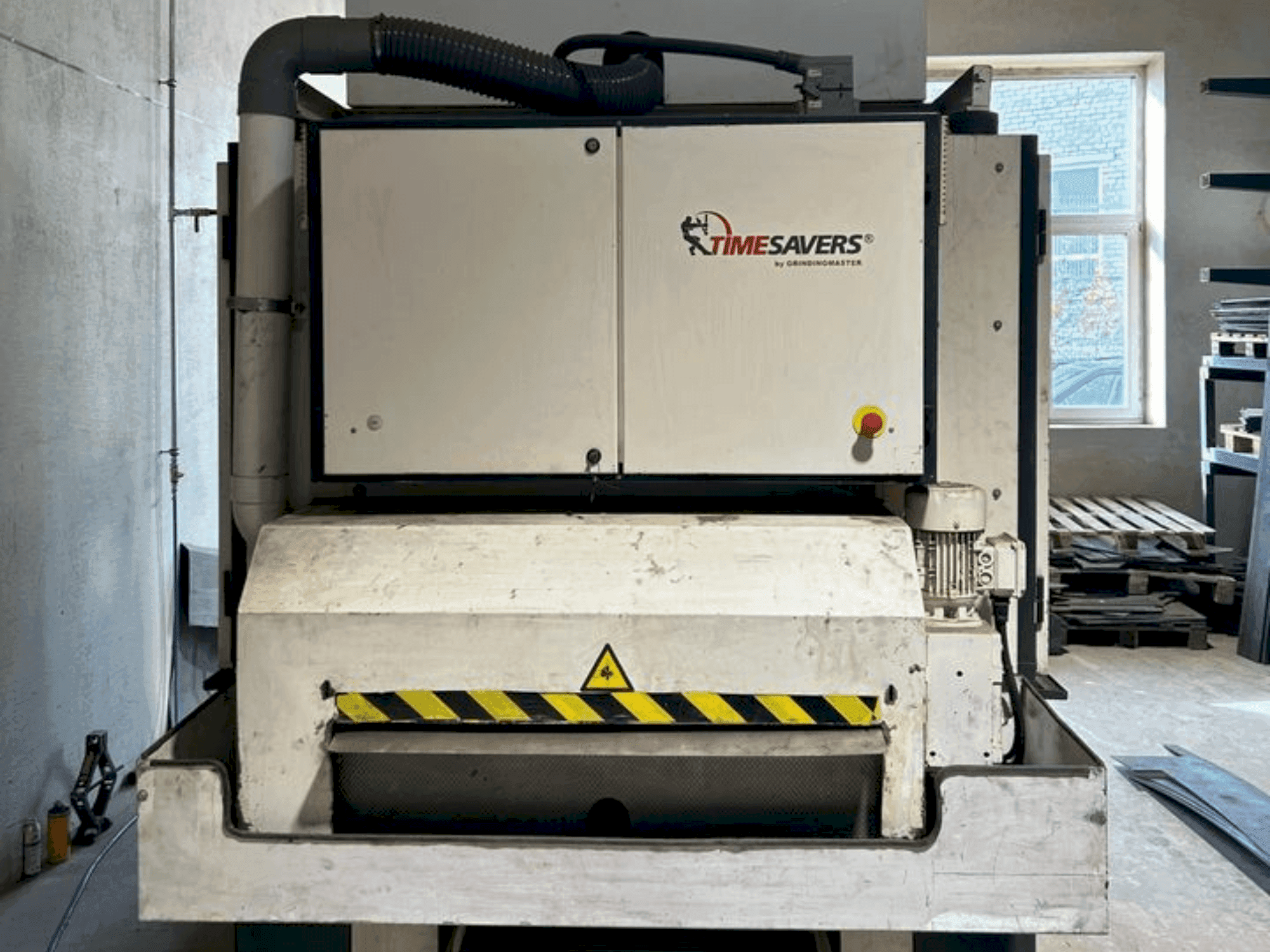 Vue de face de la machine TIMESAVERS 41serie 900 WRD N