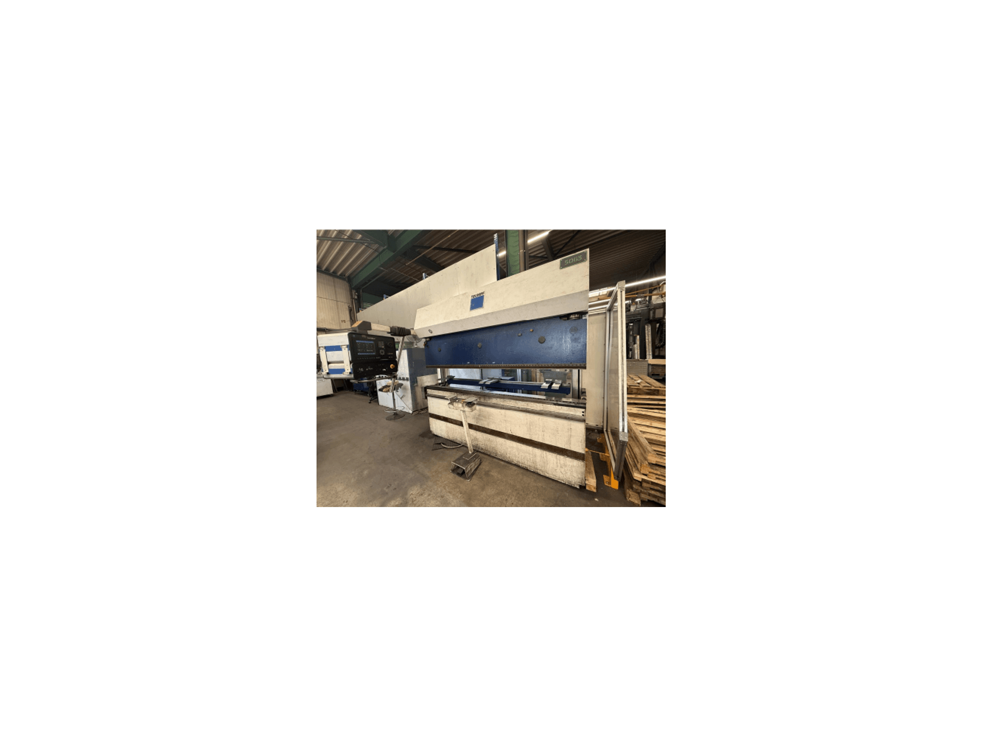 Presse plieuse TRUMPF TrumaBend V85 S, vue latérale, montrant le panneau de commande, l'appareil de pliage et le cadre métallique robuste.