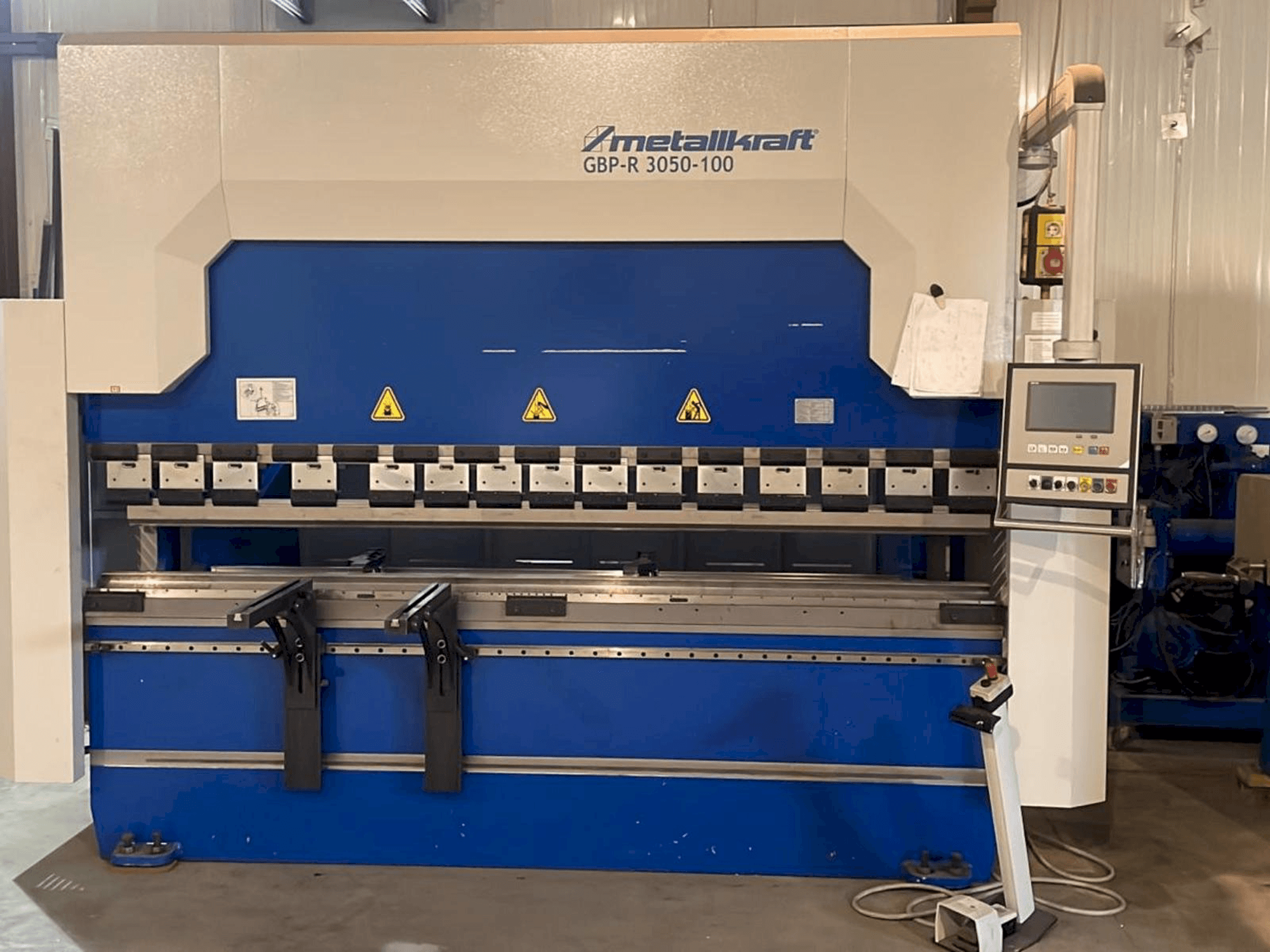 Vue de face de la machine Metallkraft GBPR30540-100