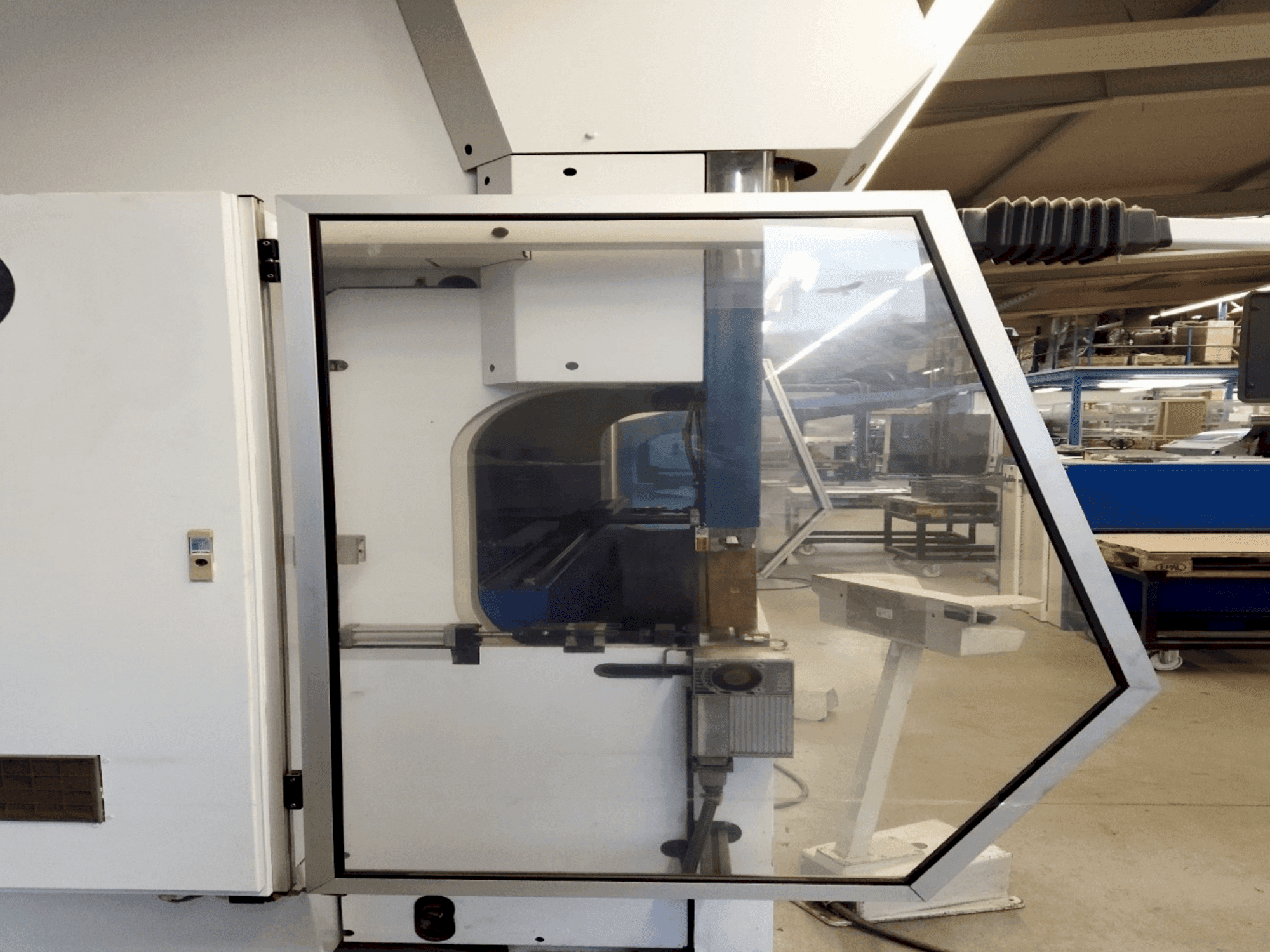Vue de face de la machine TRUMPF TrumaBend V130