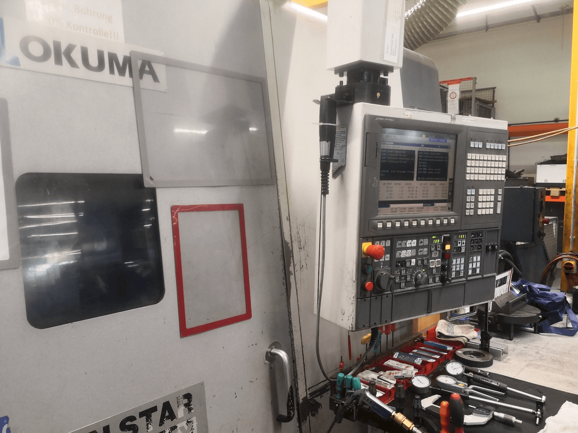 Vue de face de la machine Okuma LT 300 MY