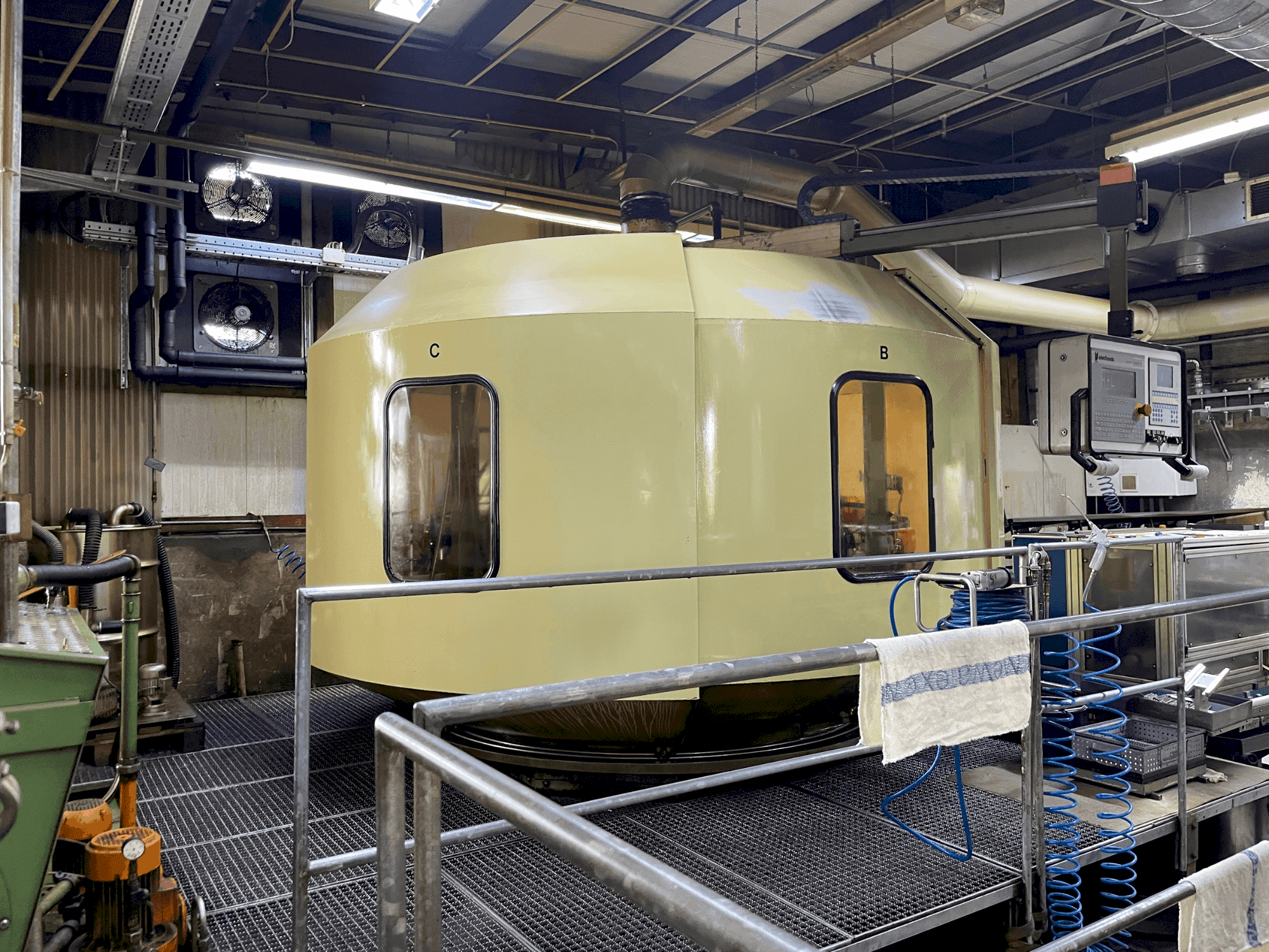 Vue de face de la machine HUG RISMAT 157 G-16 F48