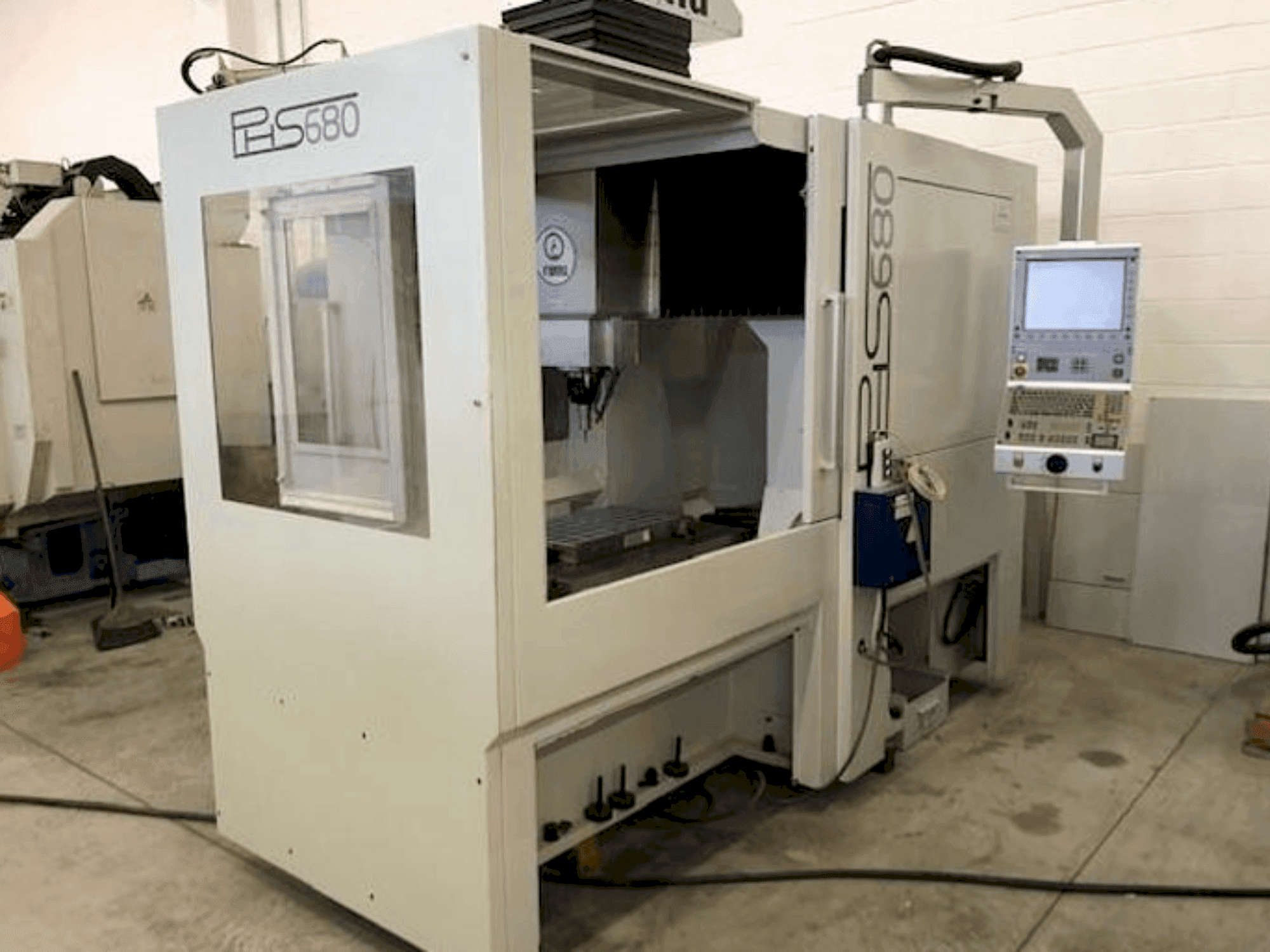 Vue de face de la machine FAMU PHS 680