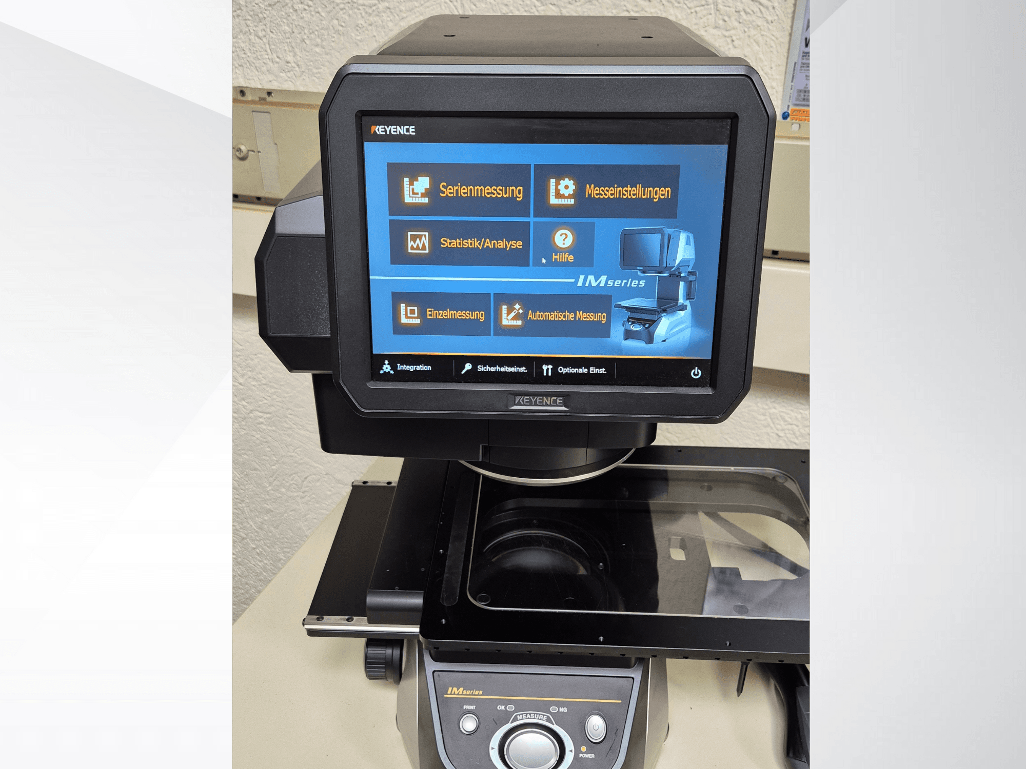 Appareil de mesure de la série KEYENCE IM doté d'un écran tactile frontal affichant les paramètres et les options de mesure.