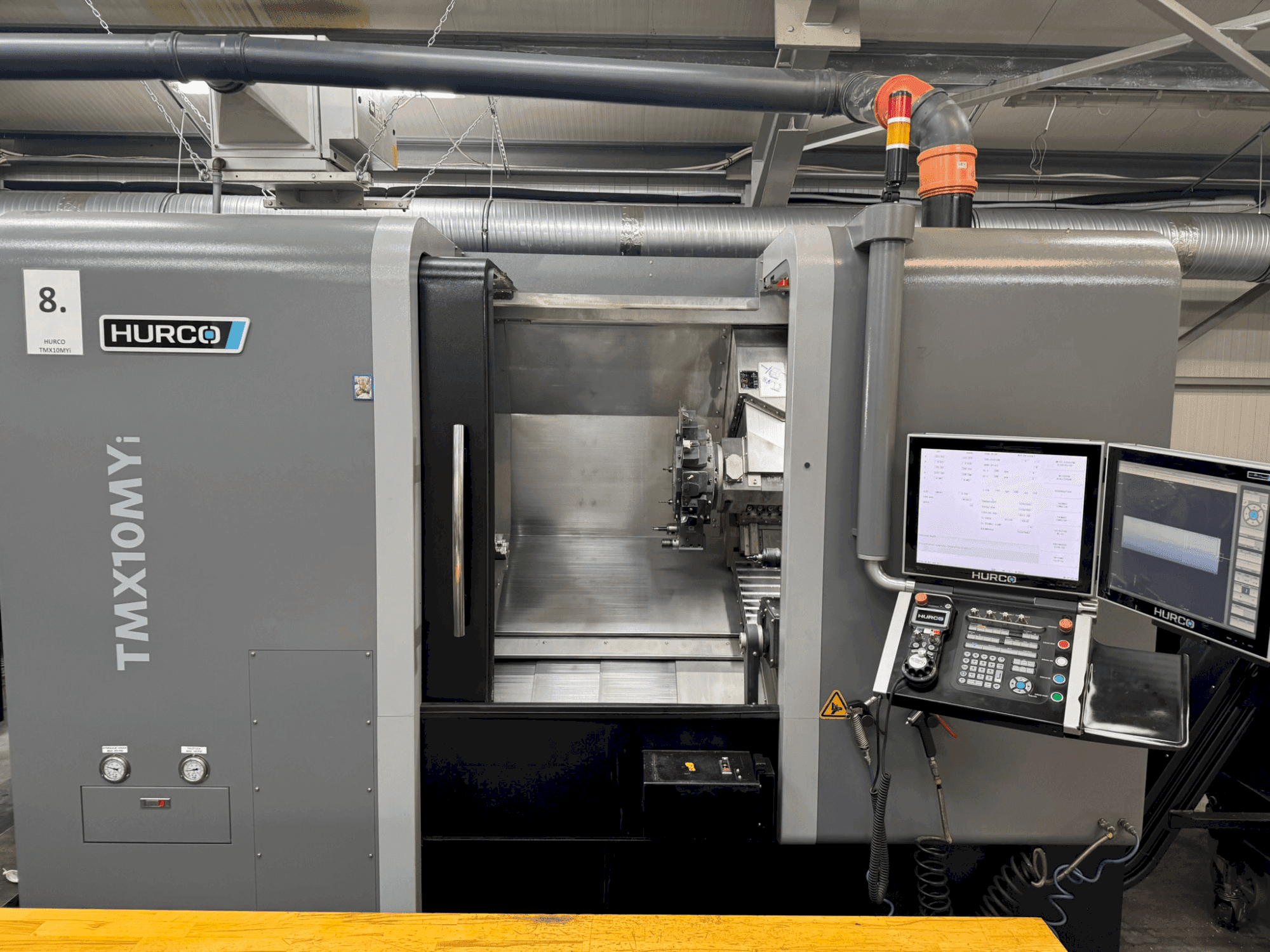 Vue de face de la machine Hurco TMX 10 MYi