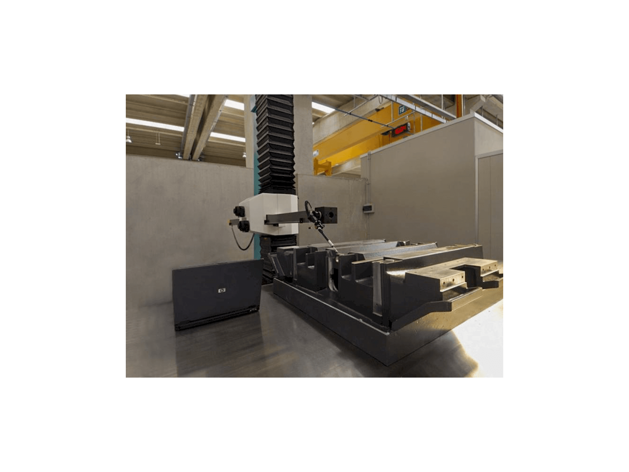 Vue de face de la machine Hexagon Metrology Poli Globo