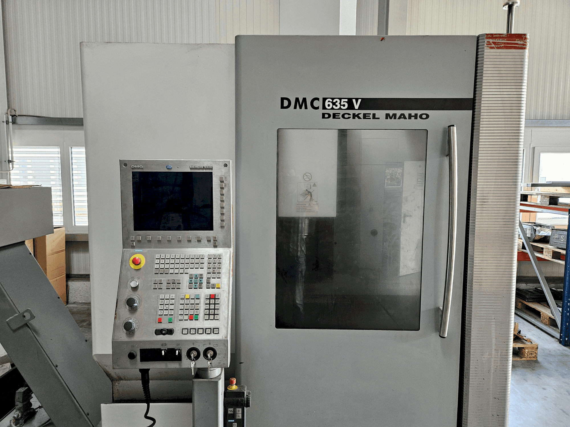 Vue de face de la machine DECKEL MAHO DMC 635 V