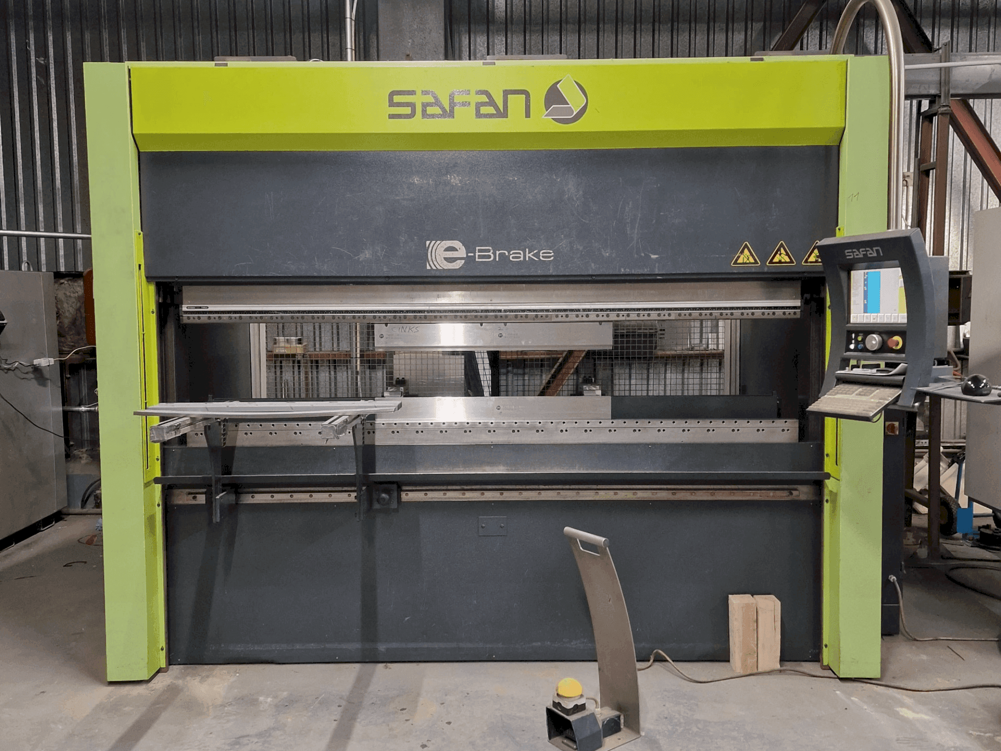 Vue de face de la machine Safan E-Brake 80-2550-Ts3 Cnc