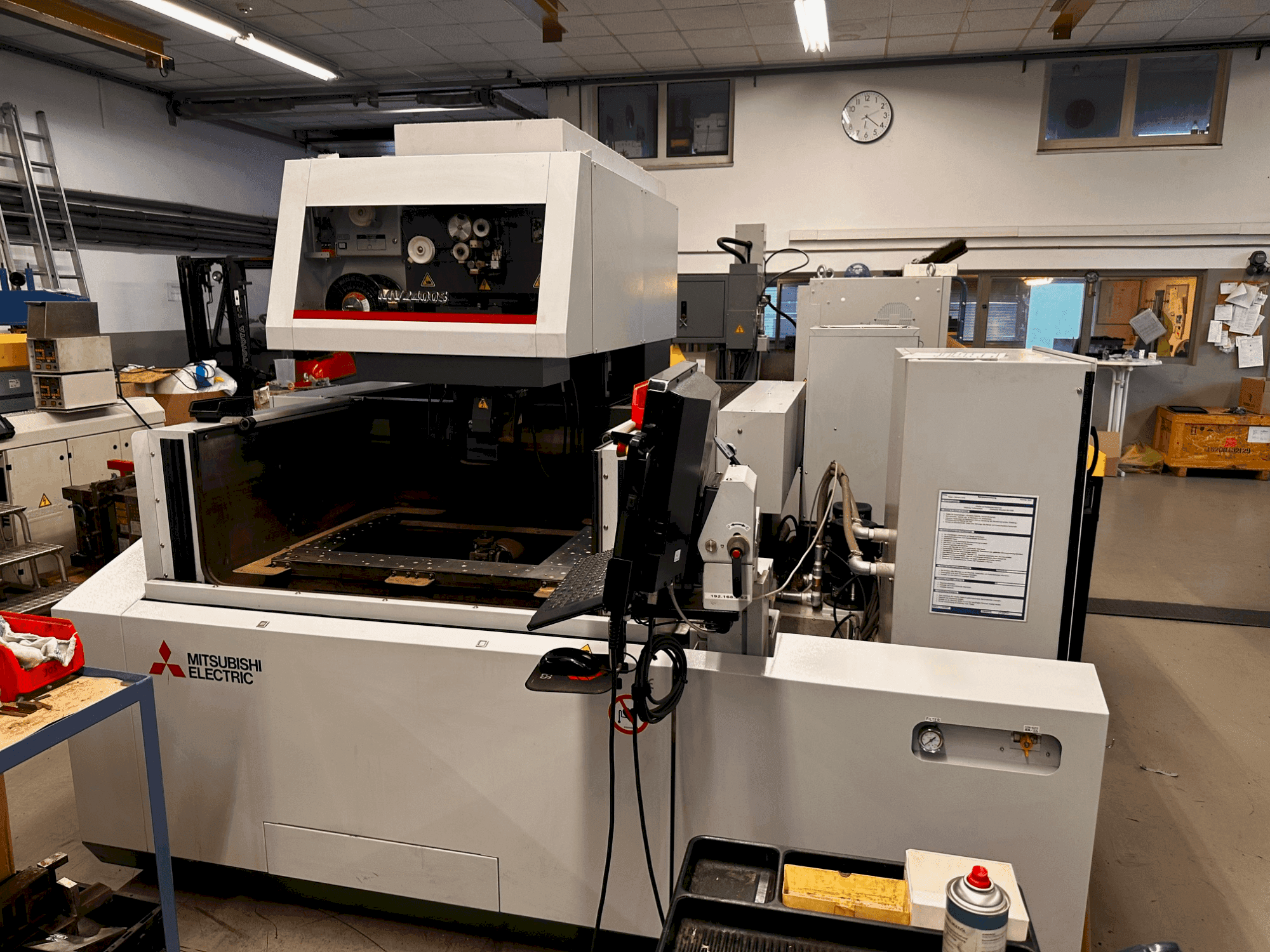 Vue de face de la machine Mitsubishi MV2400S