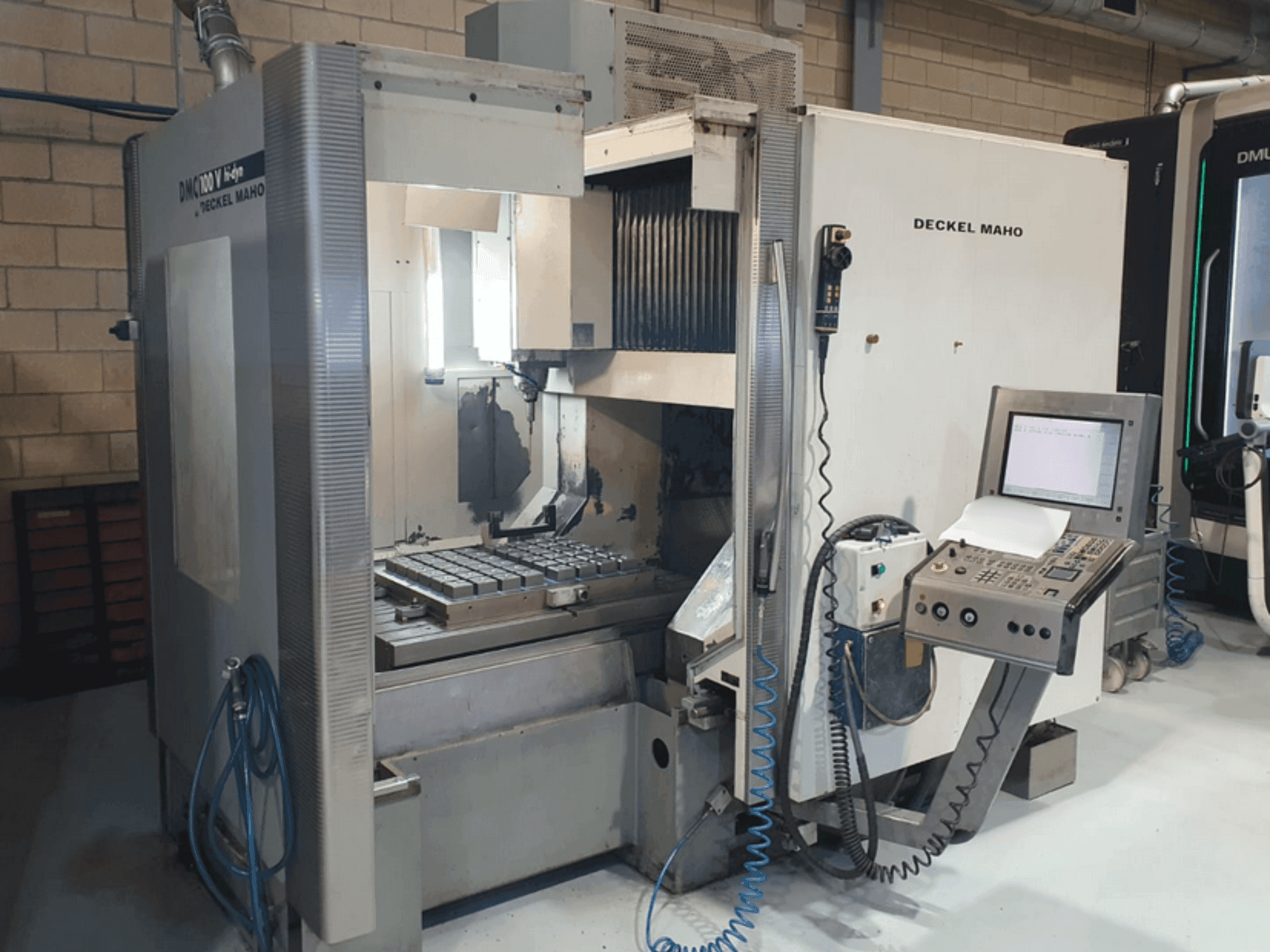 Vue de face de la machine DECKEL MAHO DMC 100V hi-dyn