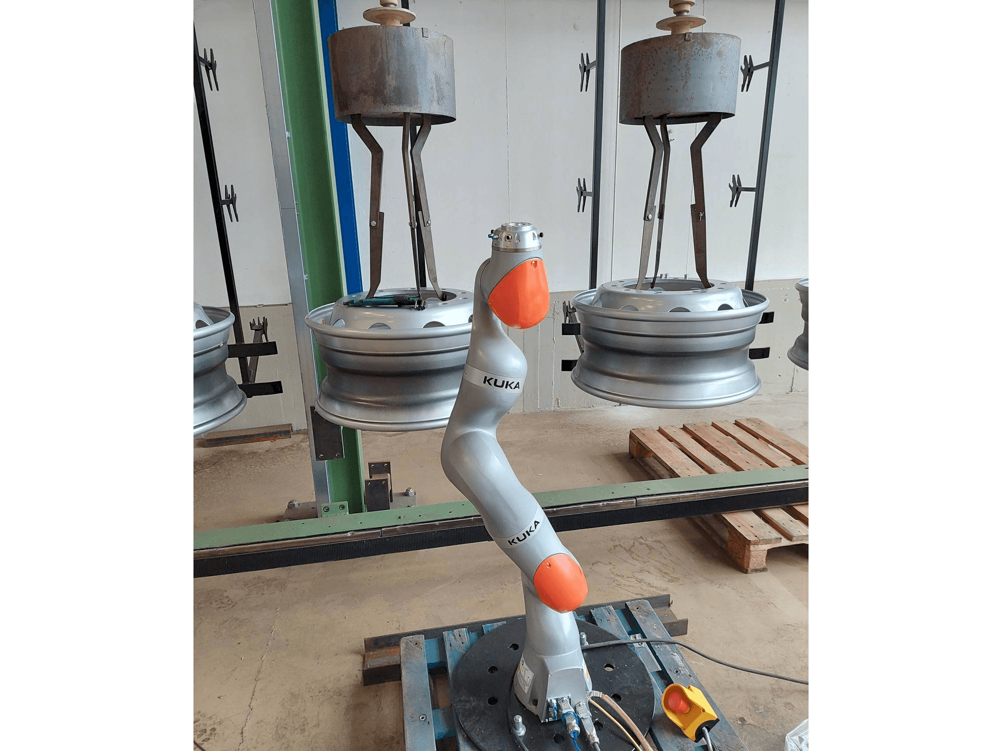 Vue de face de la machine KUKA LBR iiwa 7