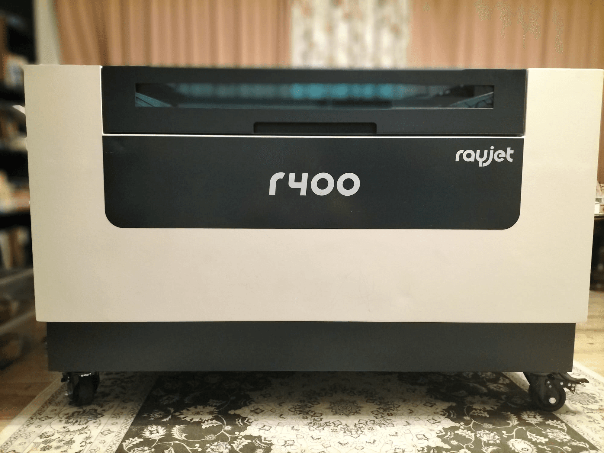 Vue avant de la machine de gravure laser Rayjet R400 de Trotec, mettant en valeur son design élégant et son marquage clair.