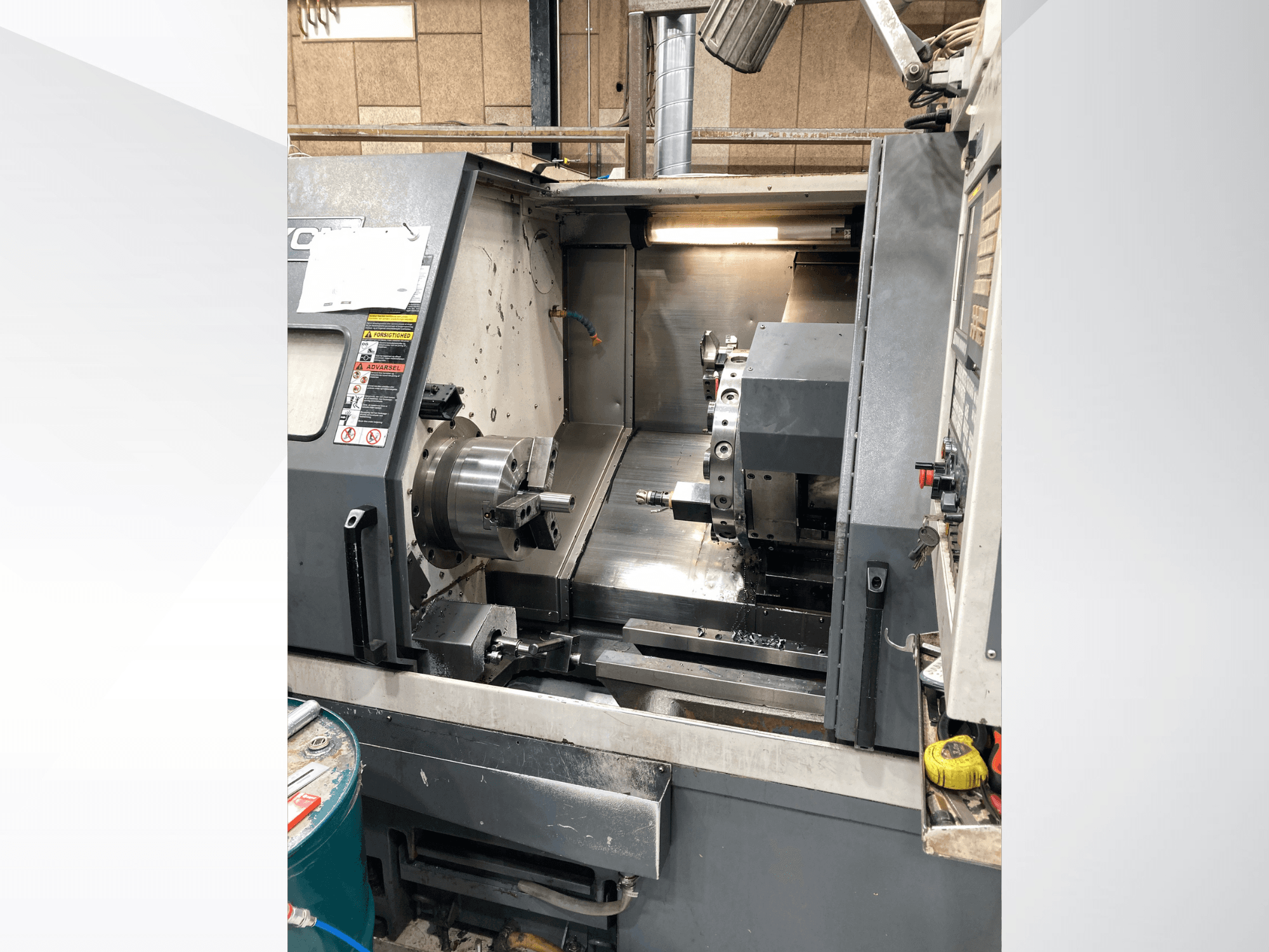 Tour horizontal YCM GT-300LMB, vue de face, montrant le panneau de commande et le mandrin de tournage avec la configuration de l'outillage.