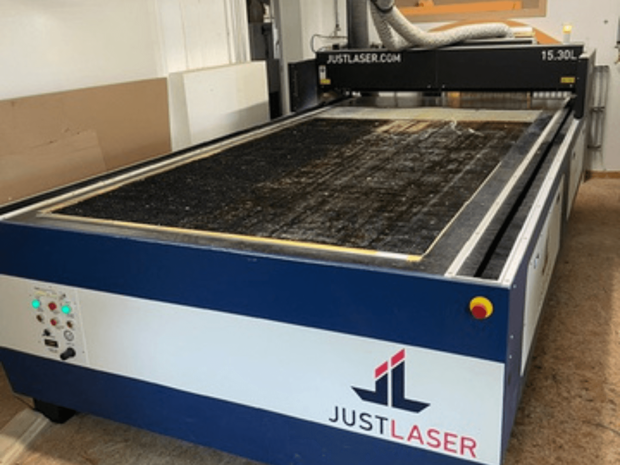 Machine de découpe laser CO2 KERN KER60120-KT500, vue de face montrant le panneau de commande et la grande surface de découpe.