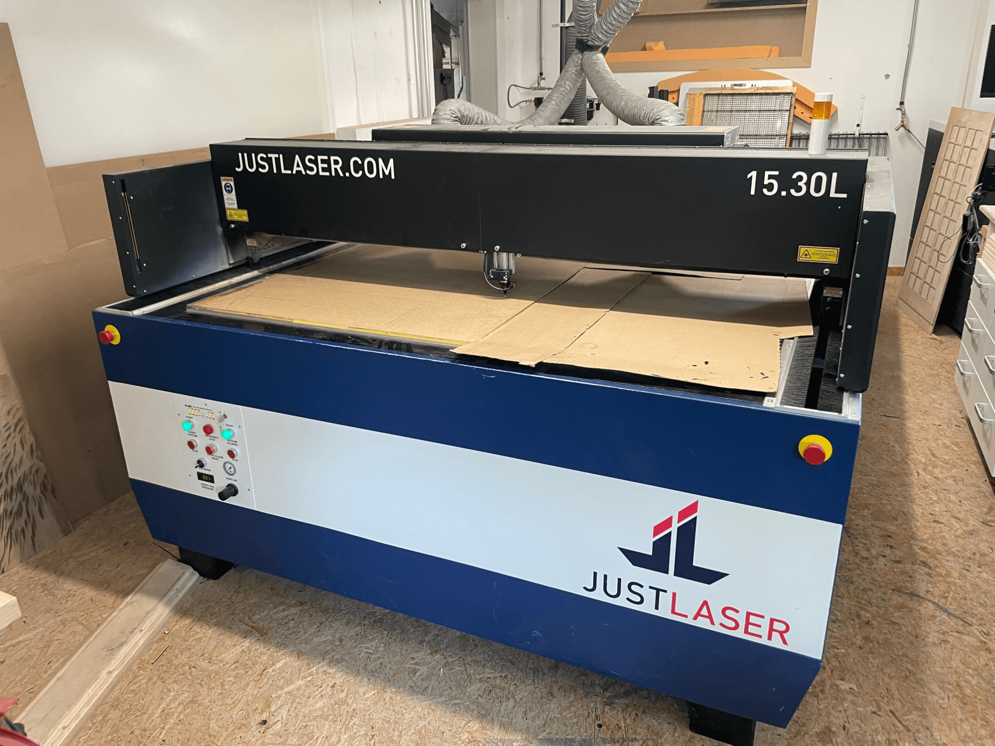 Machine de découpe laser CO2 de marque KERN, modèle KER60120-KT500 OPF, vue de face montrant les commandes et la zone de découpe avec du carton.