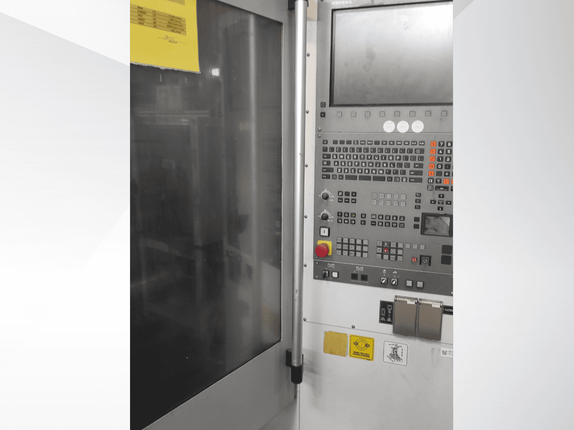 Panneau de commande d'une machine industrielle Herrmann, vue de face, comportant des boutons, un écran tactile et des étiquettes opérationnelles.