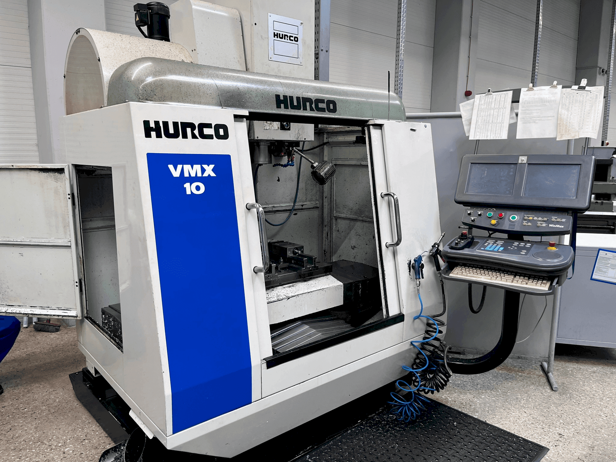 Vue de face de la machine Hurco VMX 10