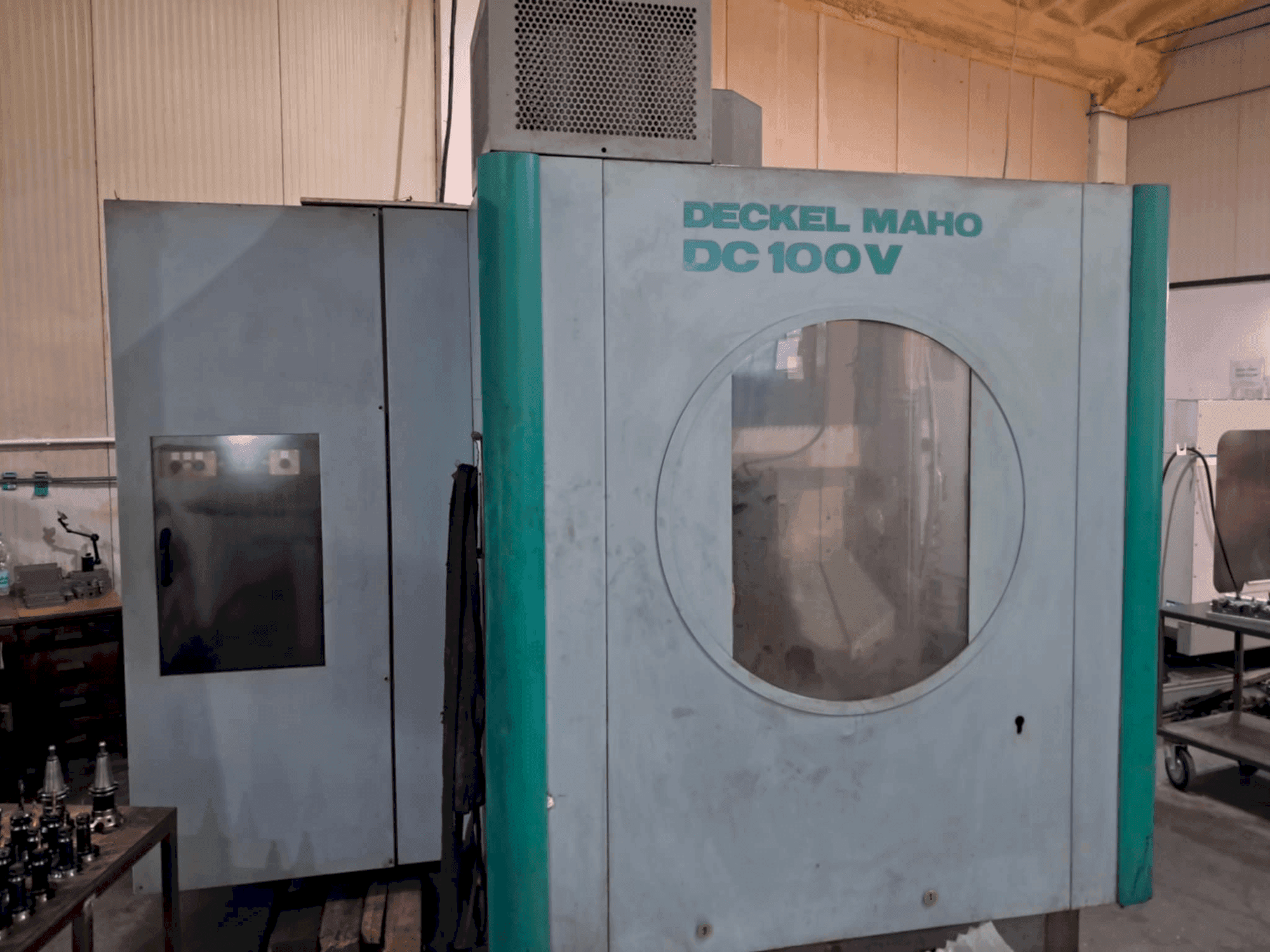 Vue de face de la machine DECKEL MAHO DC 100V