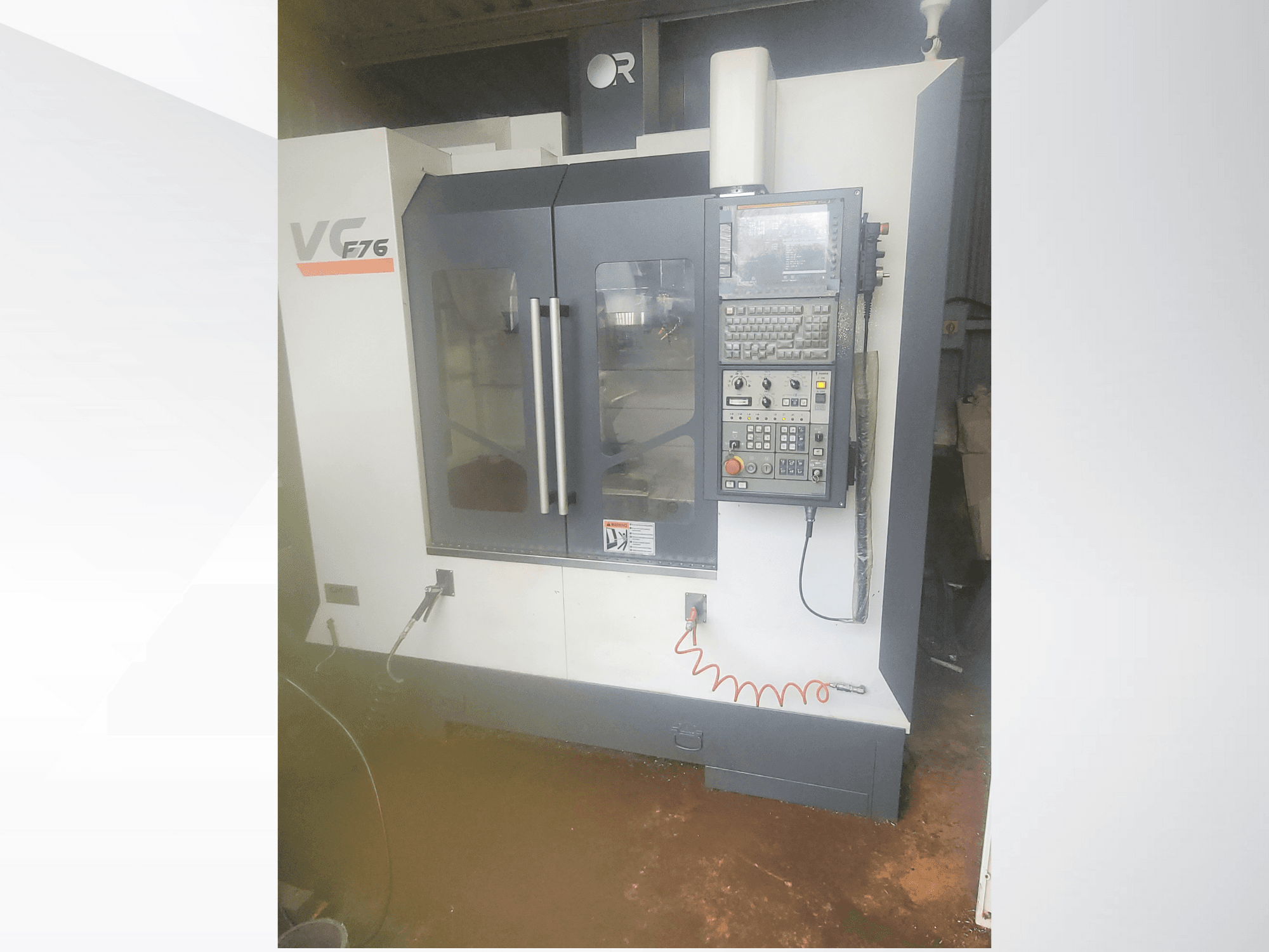 Centre d'usinage vertical, marque VC, modèle F76 ; vue de face montrant le panneau de commande et les portes en verre.