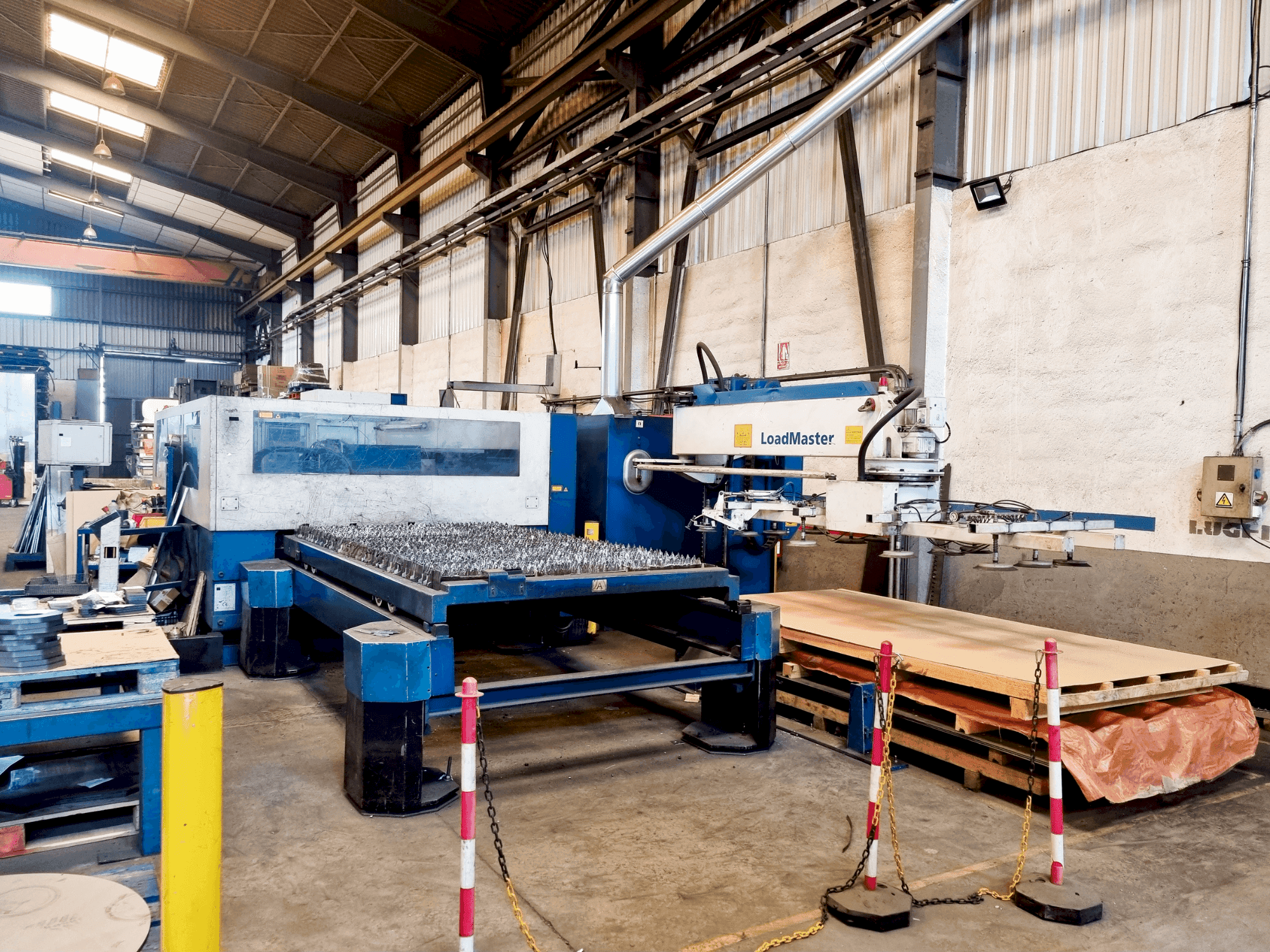 Vue de face de la machine TRUMPF Trumatic 3050