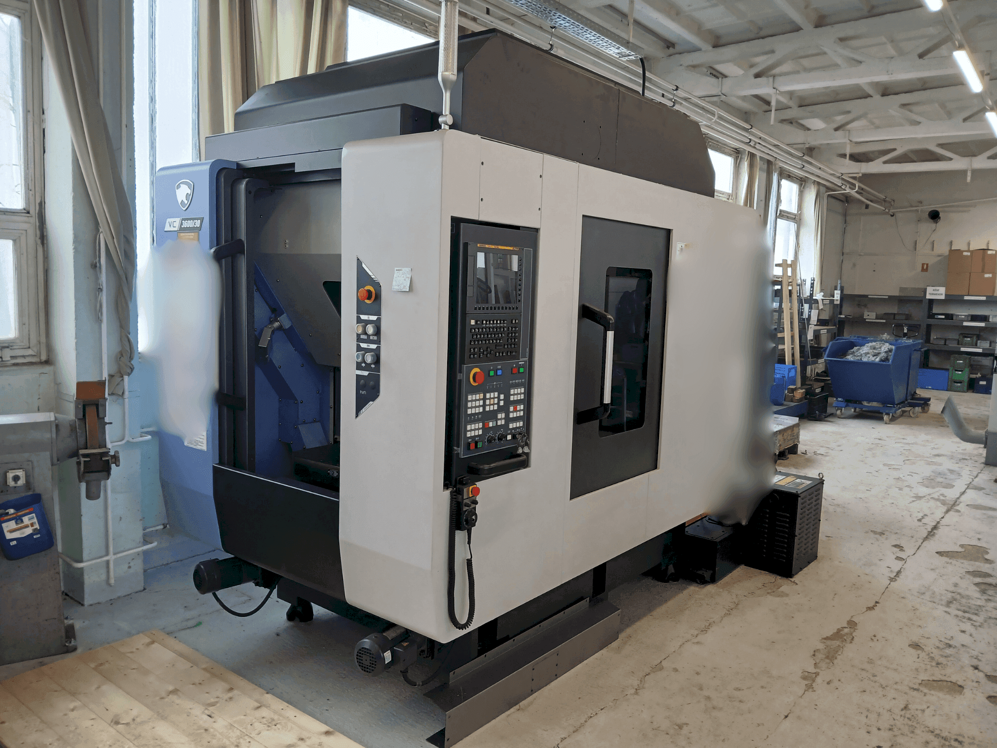 Vue de face de la machine DN SOLUTIONS VC 3600/30