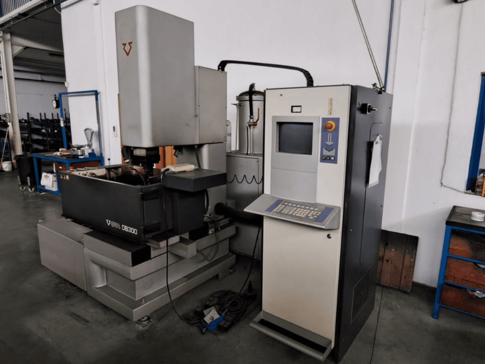 Machine d'électroérosion par enfonçage ONA DB300, vue de face, avec panneau de commande, porte-pièce et éléments de design industriel.