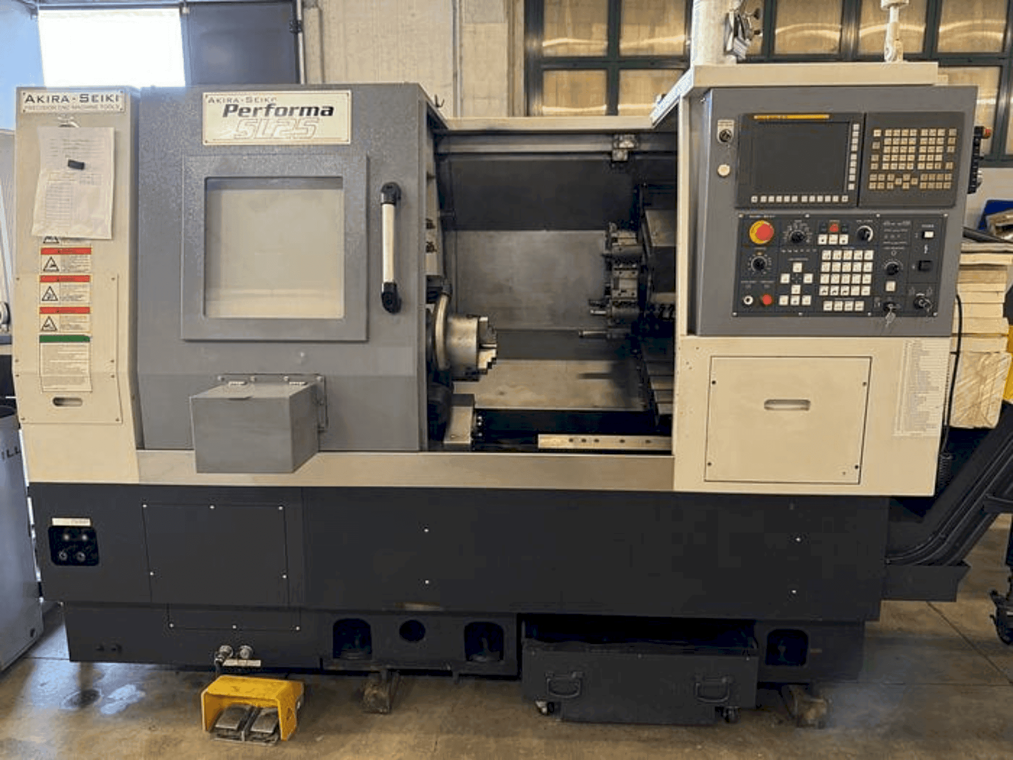 Vue de face de la machine Akira Seiki Performa SL25