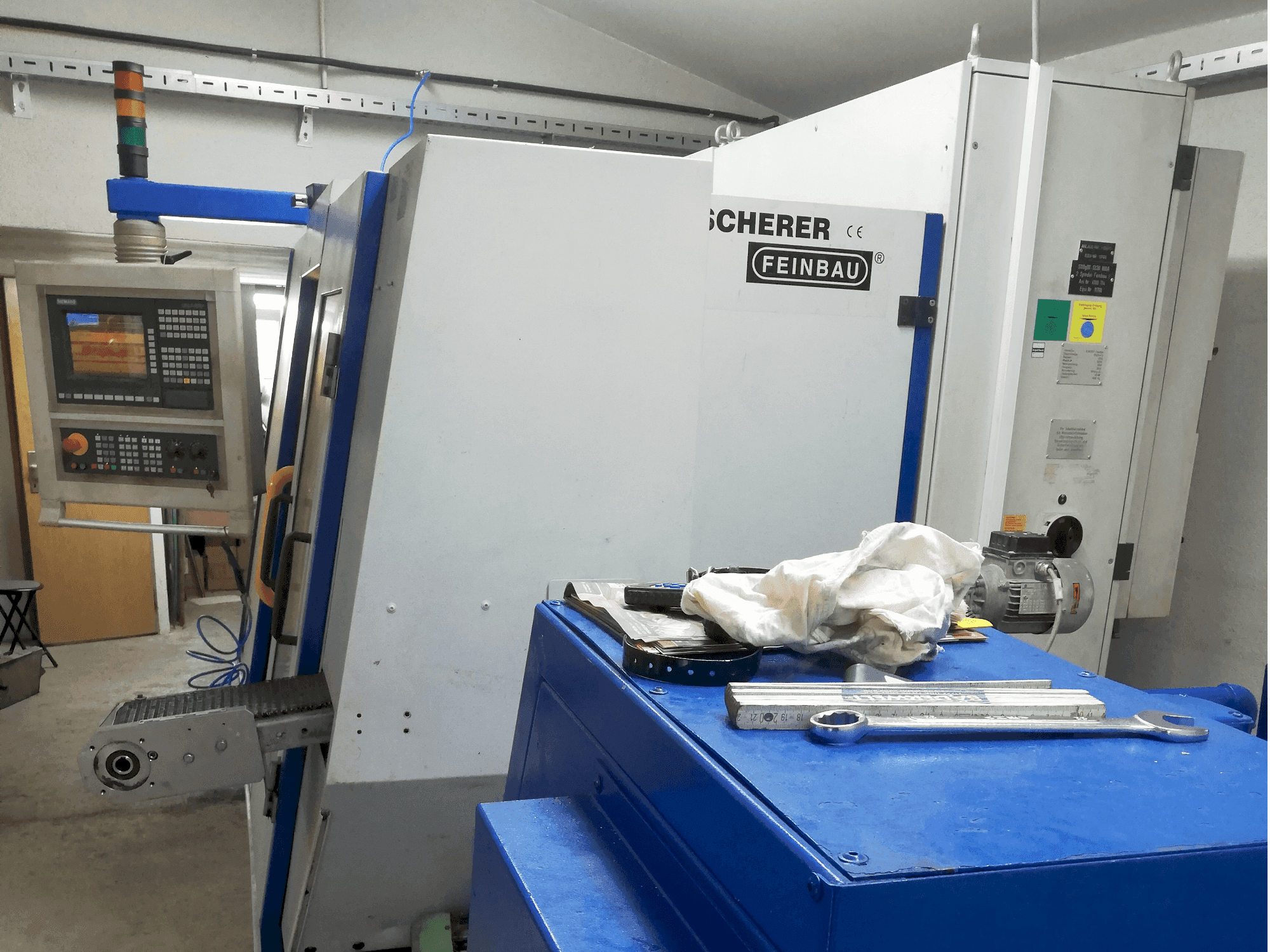 Vue de face de la machine Scherer - Feinbau CNC244/2