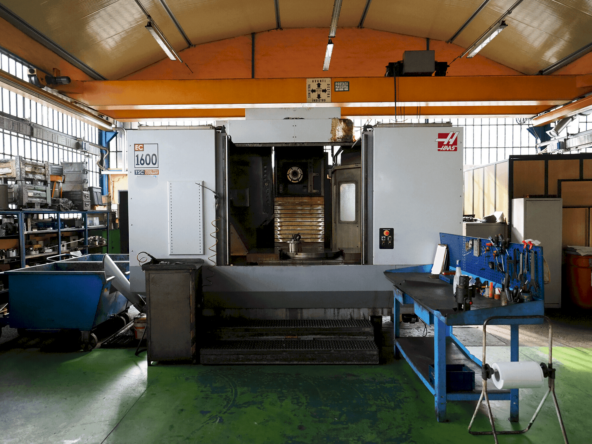 Vue de face de la machine HAAS EX 1600 4X