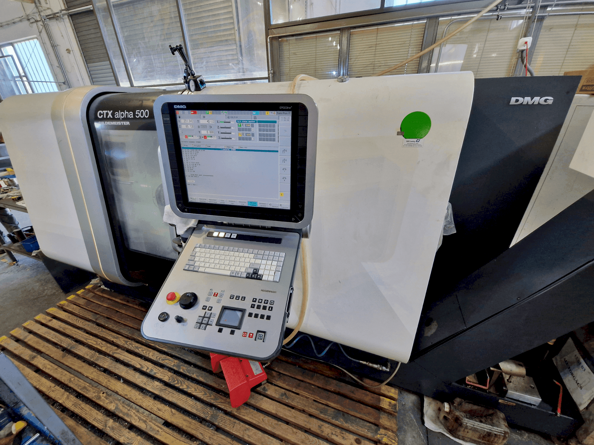 Vue de face de la machine DMG MORI CTX ALPHA 500 V6